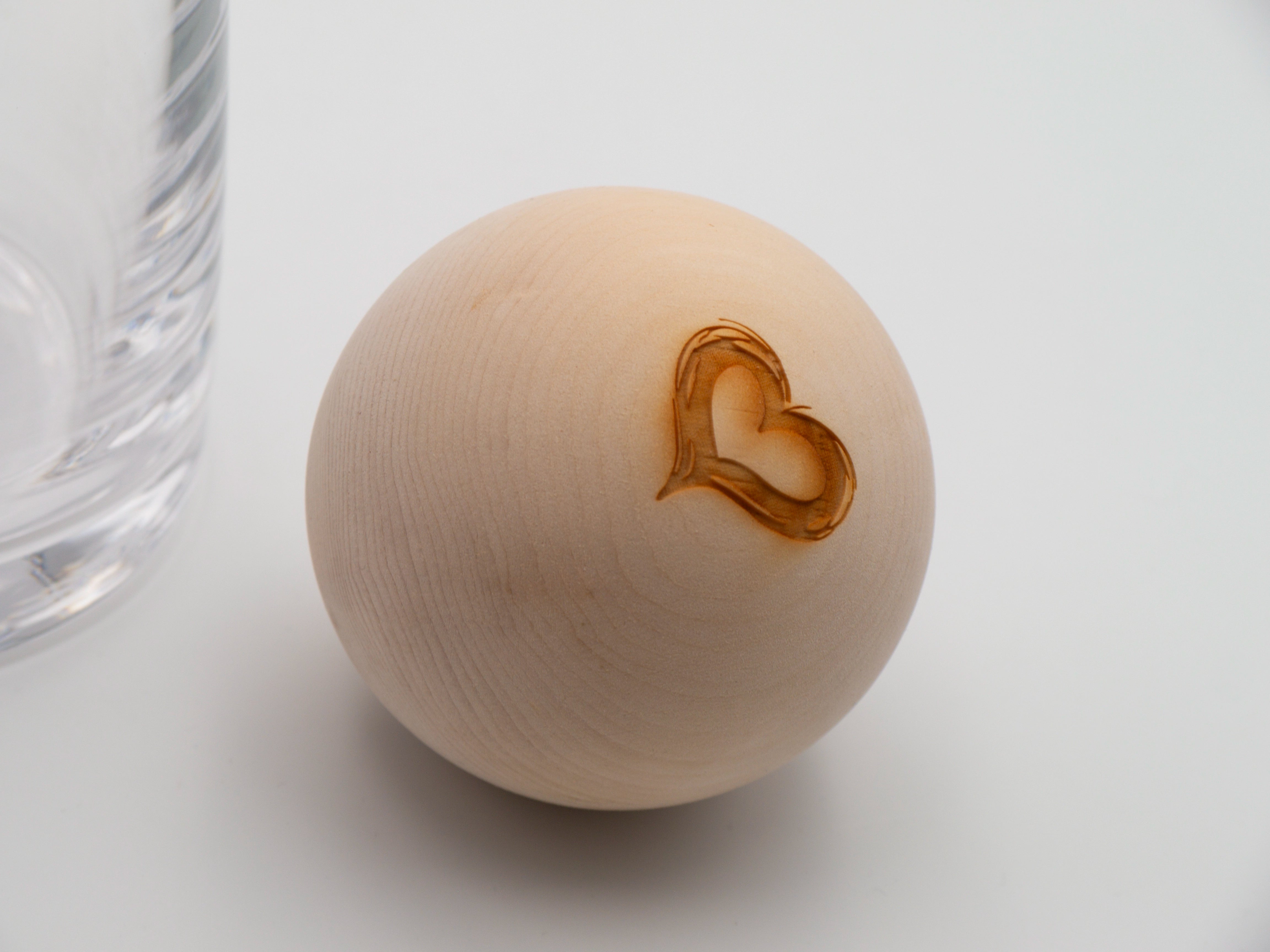 ZirbenKugel Karaffe mit Herz-Gravur