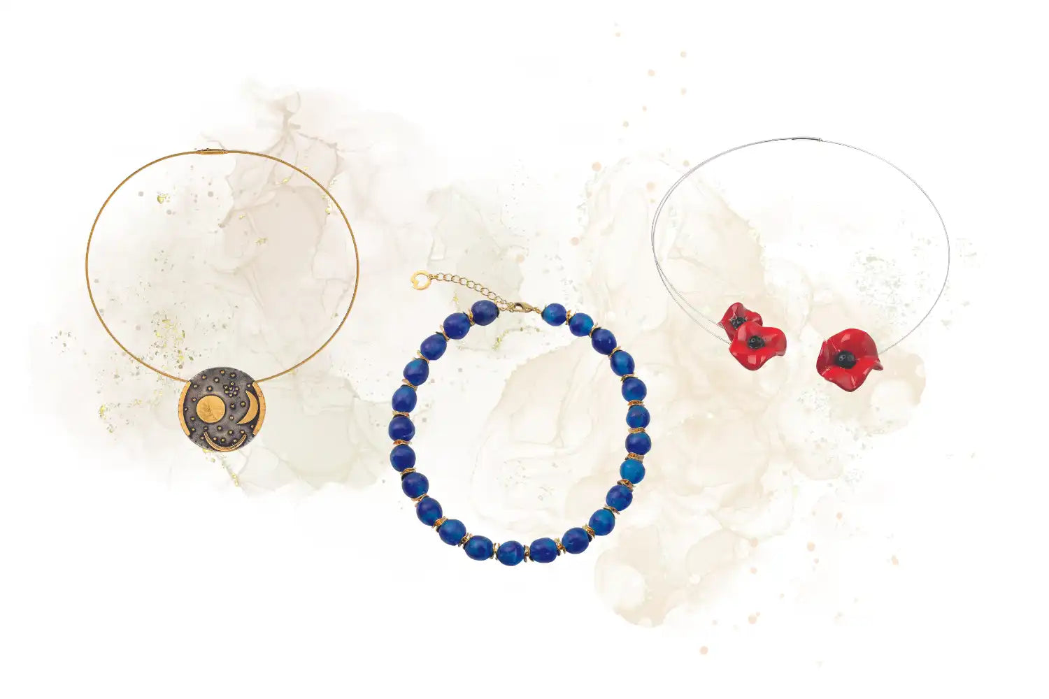 Drei Halsketten: eine goldene mit einem runden Anhänger, eine mit blauen Perlen und eine mit zwei roten Blumenanhängern.