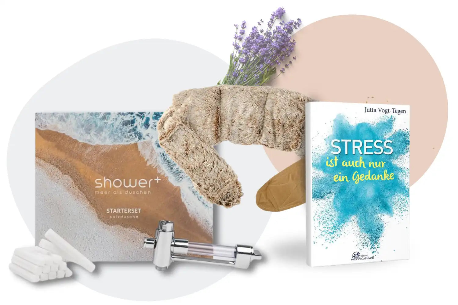 Ein Wellness-Geschenkset, das einen Duschfilter, Ohrstöpsel, einen Badehandschuh, Lavendel und ein Buch zum Stressabbau enthält.
