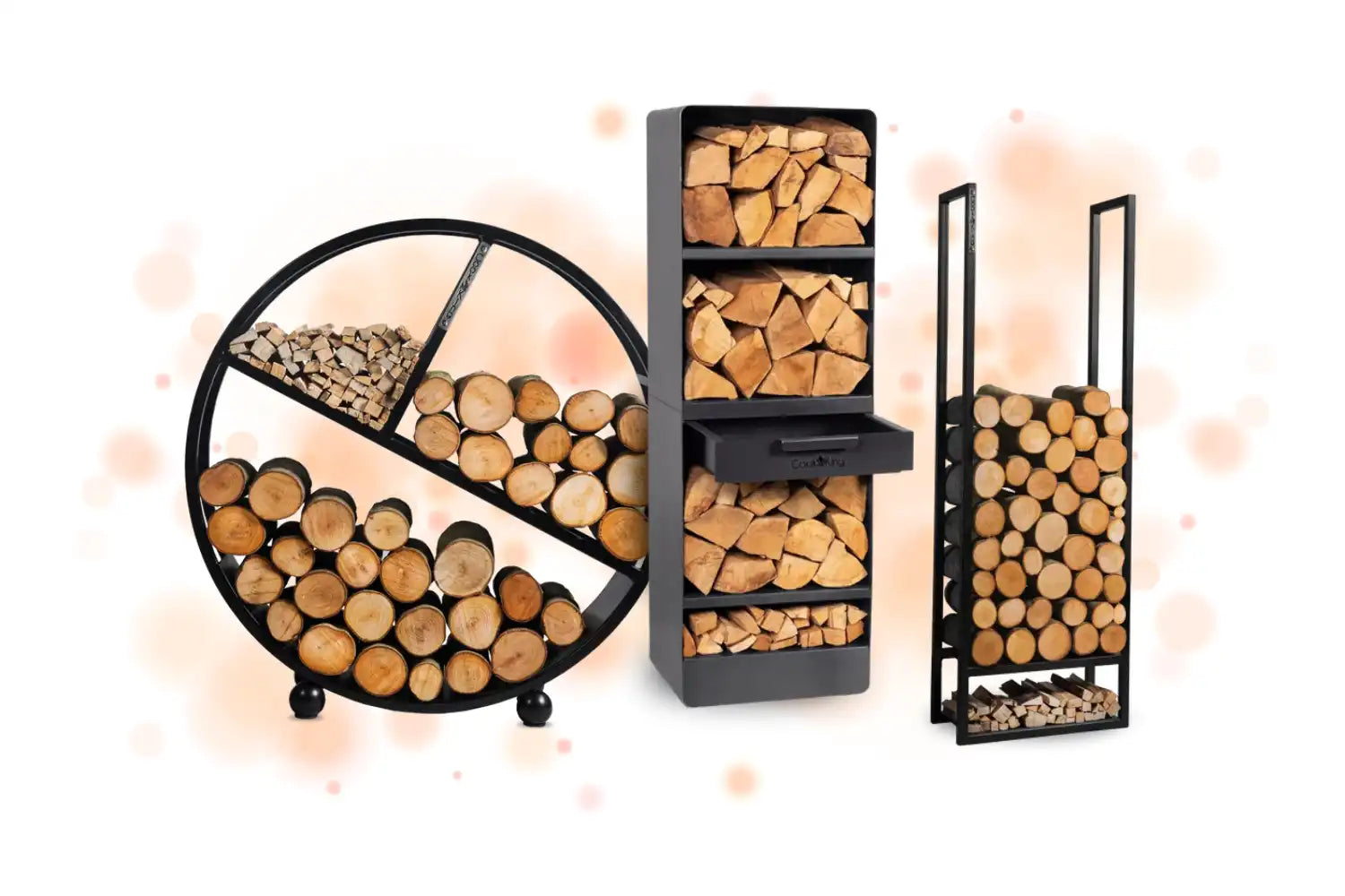 Drei moderne Brennholzregale, gefüllt mit ordentlich gestapelten Holzscheiten auf weißem Hintergrund mit orangefarbenem Bokeh.