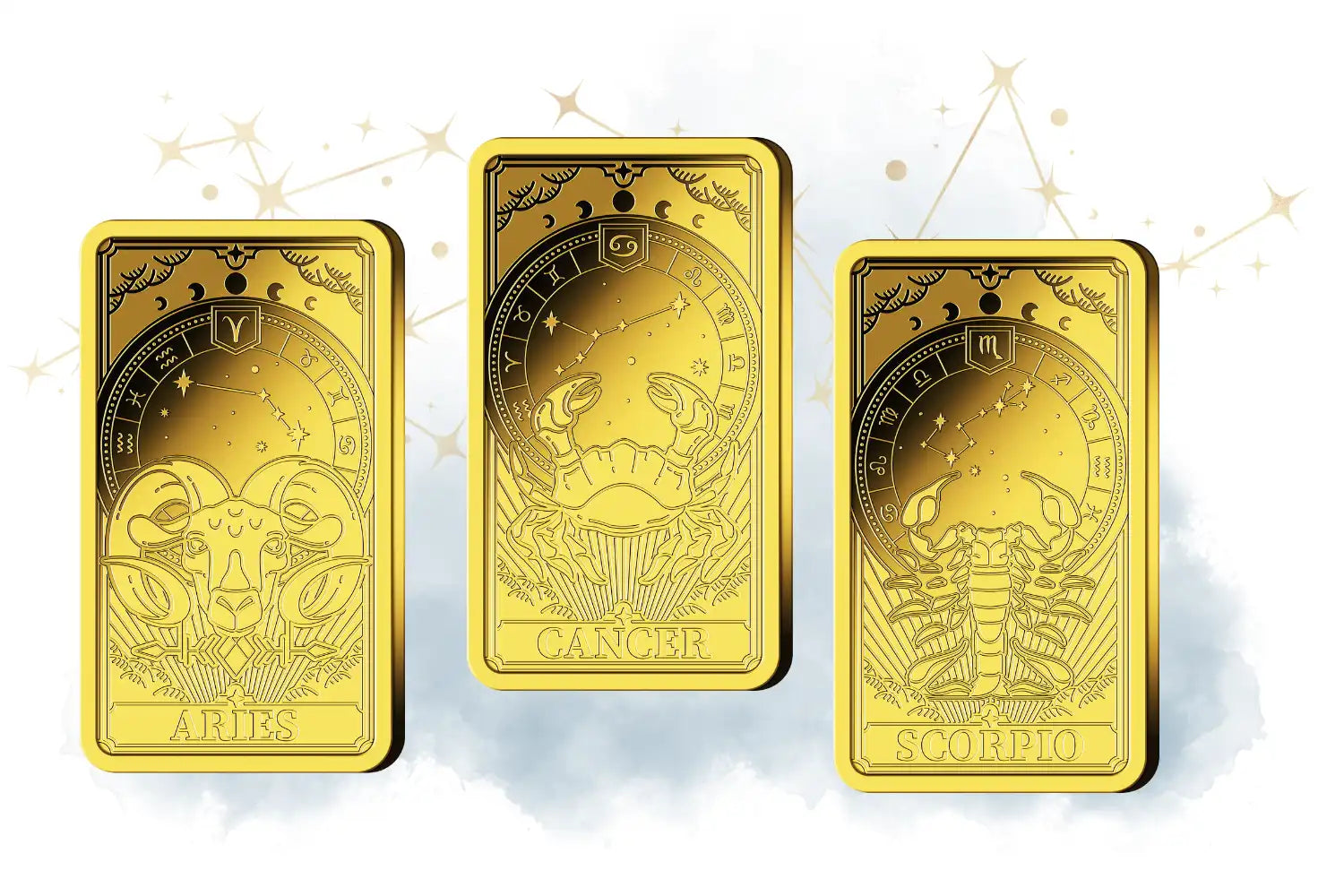 Drei goldene Tarotkarten mit Tierkreiszeichen: Widder, Krebs und Skorpion, vor einem wolkigen, sternenklaren Hintergrund.