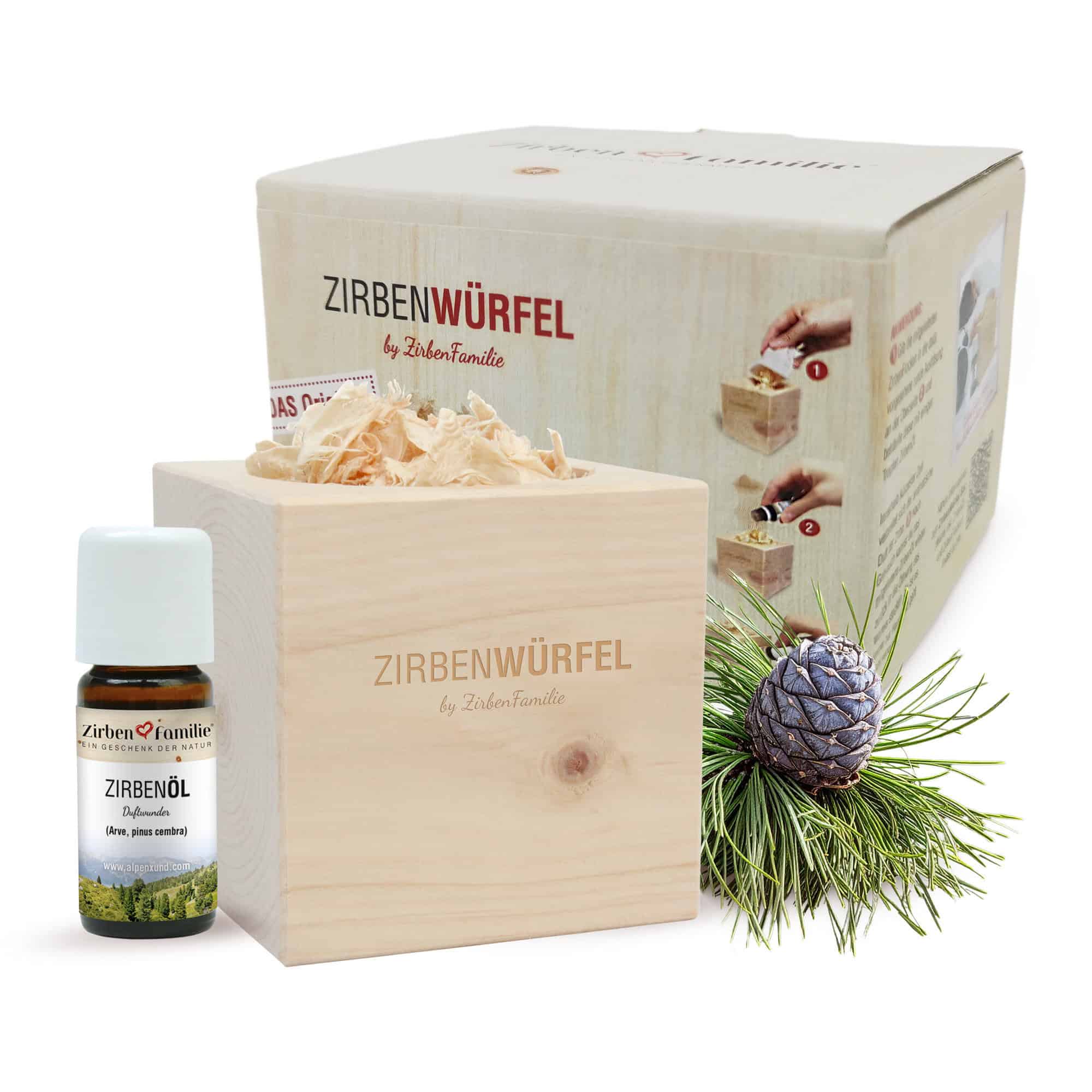 Das Zirbenwürfel-Set gemeinsam mit seiner Verpackung und einem Zirbenzapfen auf weißem Hintergrund. 