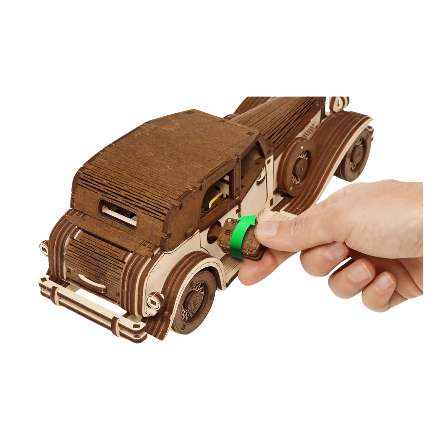 Eine Hand wickelt das 3D-Holzpuzzle, Wind Up Car Ferdinand in seinem Flex-Wrap-Container auf.