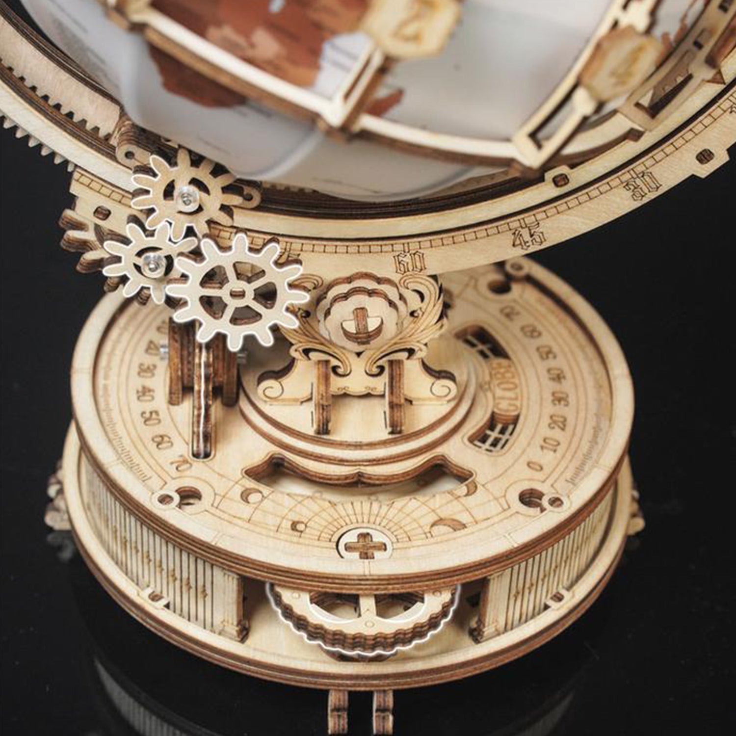 Eine Nahaufnahme des 3D-Holzpuzzles Globus