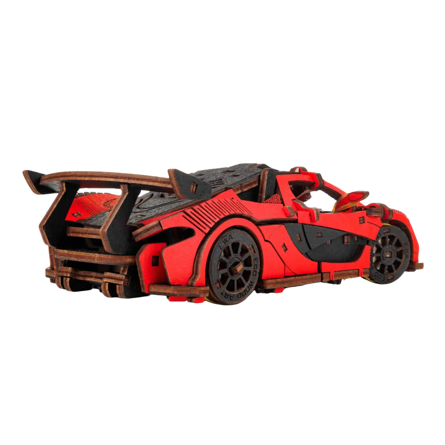 Das 3D-Holzpuzzle Auto in Rot wird aus einer schrägen Rückansicht gezeigt und verfügt über ein detailliertes rotes Rennwagendesign mit schwarzen Akzenten, großem Heckspoiler, Niederquerschnittsreifen und sichtbarem Cockpit auf weißem Hintergrund.