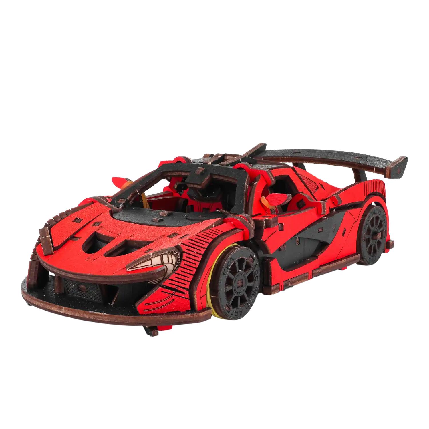 Das 3D Holzpuzzle Auto in rot ist ein detailliertes rotes Rennwagenmodell mit aerodynamischem Design und komplizierten Details, dargestellt auf einem weißen Hintergrund – ein atemberaubendes Holzpuzzle mit beeindruckendem Realismus.