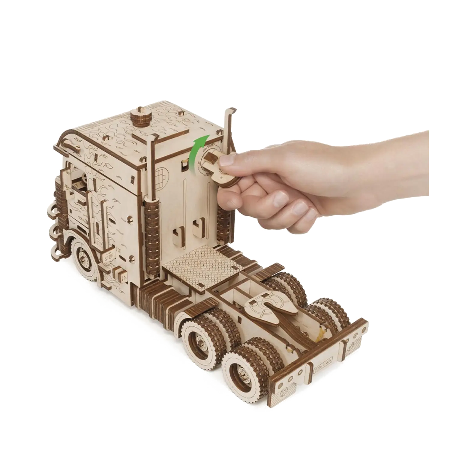 Eine Hand wickelt das 3D-Holzpuzzle Road King LKW mit Container mit einem Schlüssel auf.