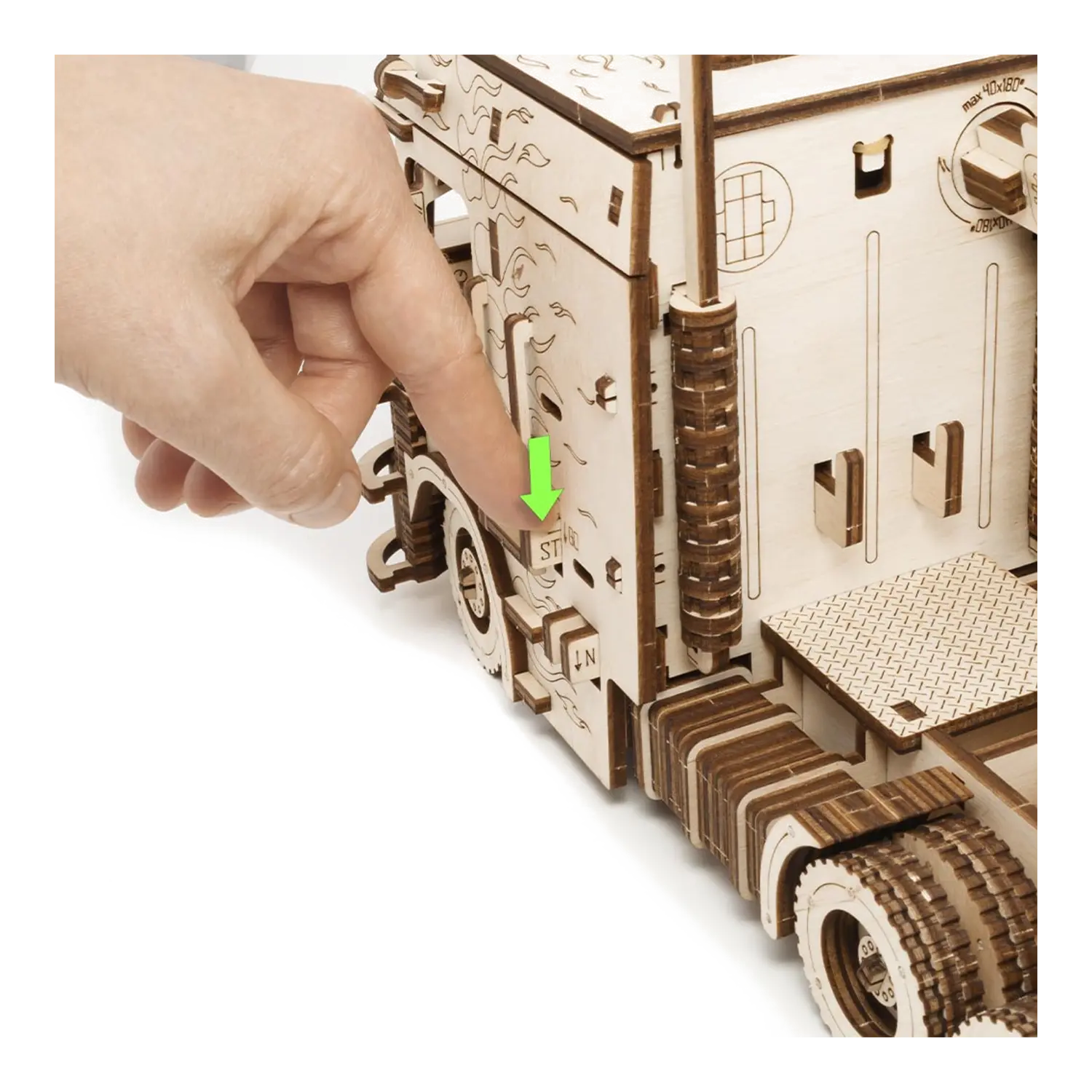 Eine Hand drückt einen Hebel am 3D-Holzpuzzle Road King LKW mit Container.