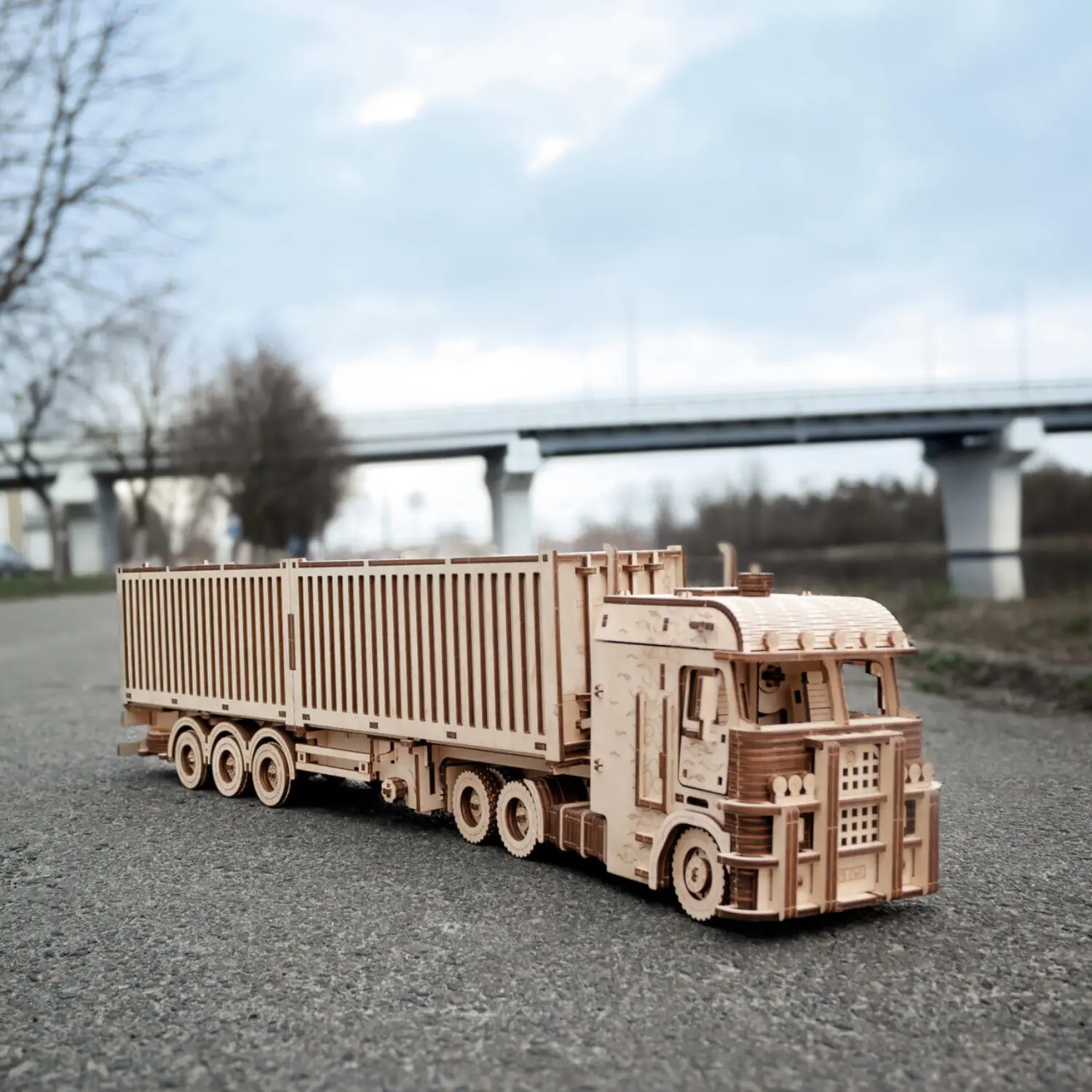 3D-Holzpuzzle Road King LKW mit Container auf Asphalt im Freien.