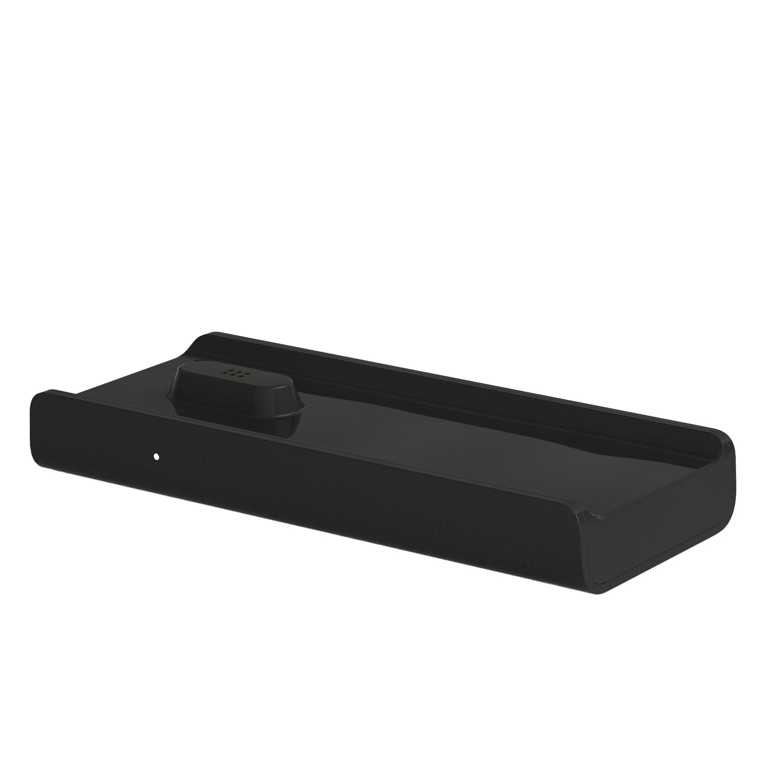 Der tragbare TV-Sprachverstärker Oskar ist eine schwarze, rechteckige kabellose Ladestation mit erhöhtem Bereich zur Geräteplatzierung. Er bietet verbesserte Klangqualität und zeichnet sich durch eine glatte Oberfläche, minimalistisches Design, moderne Ästhetik und eine kleine LED-Anzeige an der Seite für einen eleganten Look aus.