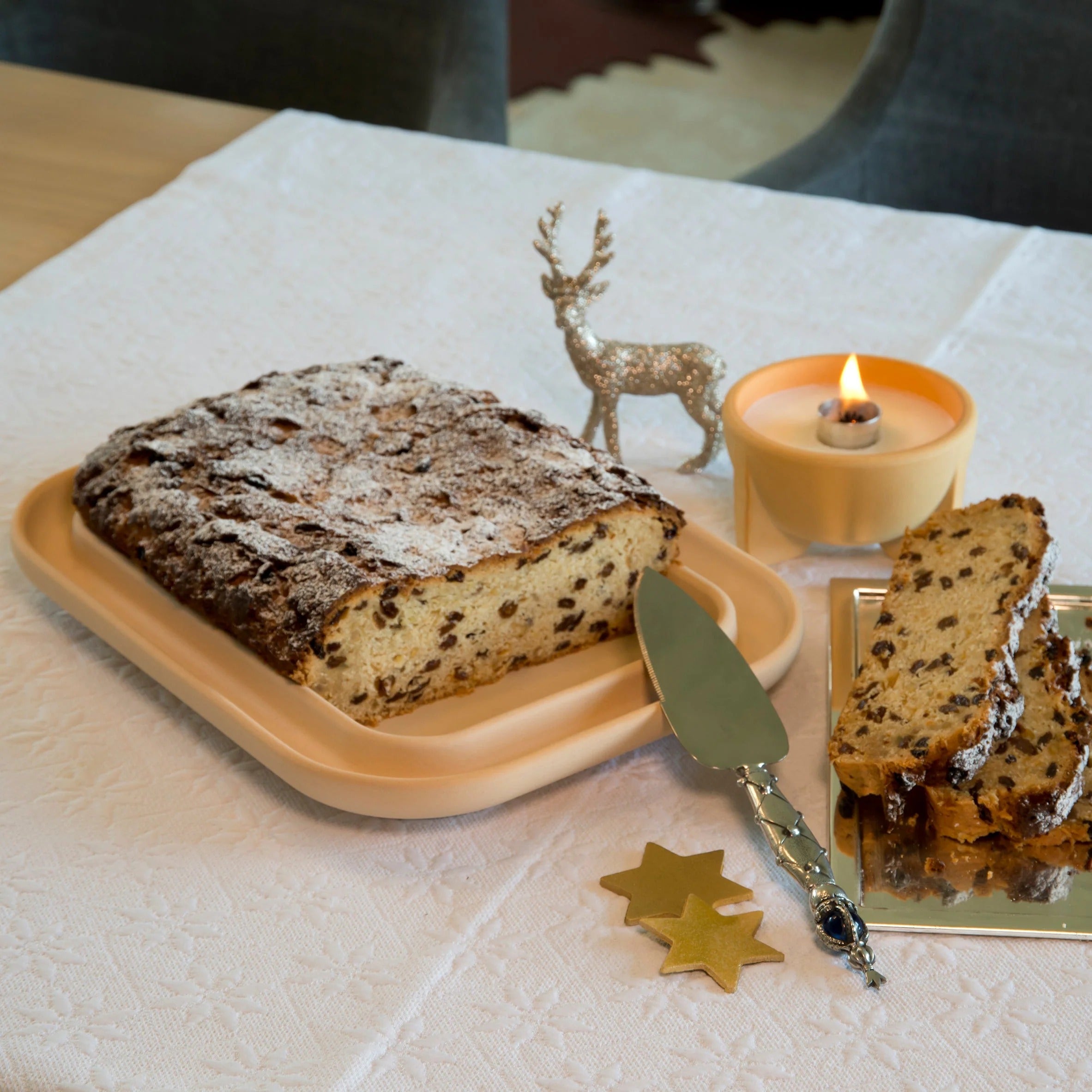 Früchtebrot auf einem Teller mit festlichem Dekor, gebacken auf BREADCAKE Backplatte.