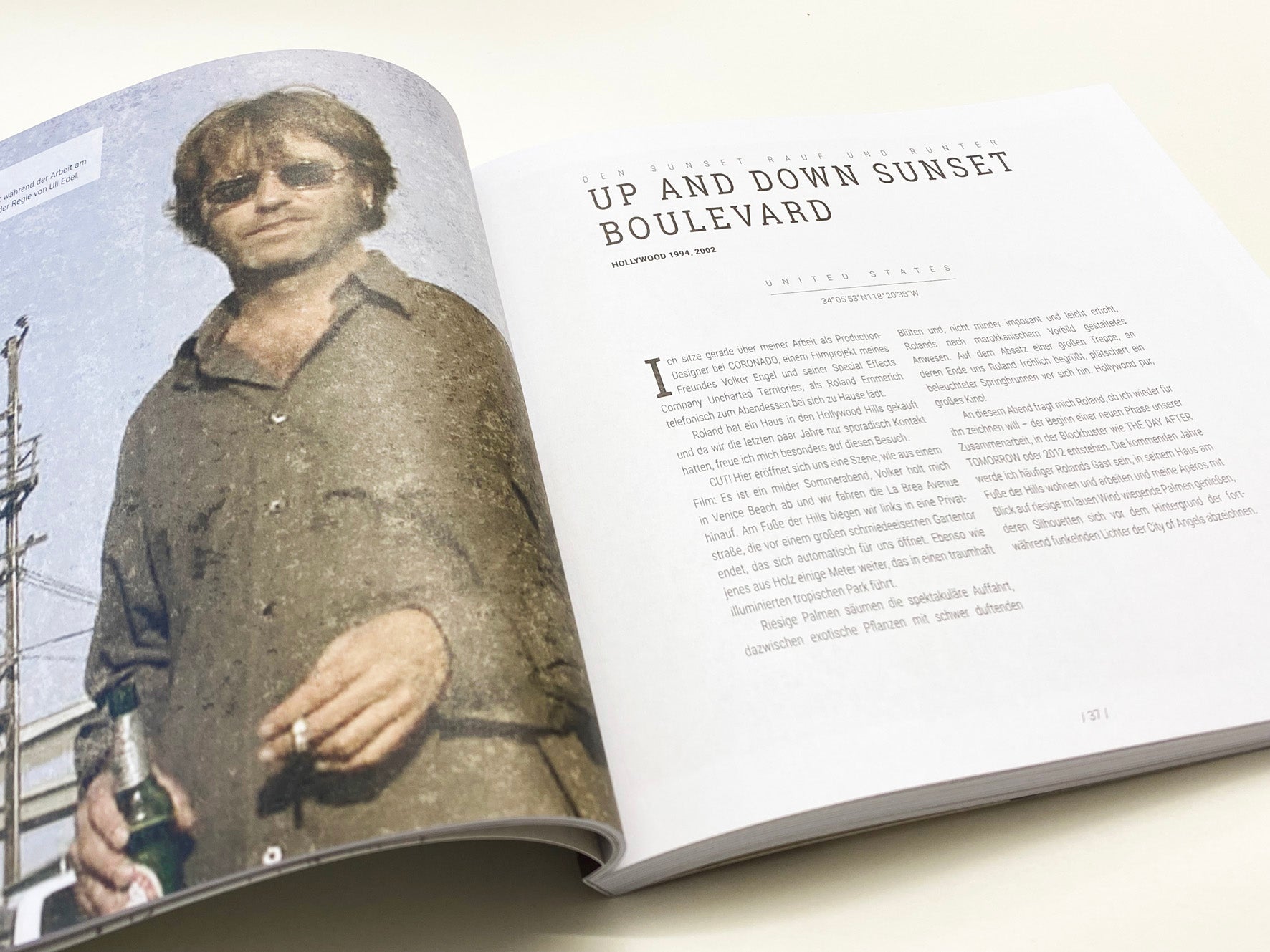 Ein Magazin, aufgeschlagen mit einem Artikel über Michael Meier, abgebildet mit Sonnenbrille, einem Getränk und einer Zigarette – im Stil von „Nicht vom Beckenrand springen! – Reiseskizzen 1987-2021“.