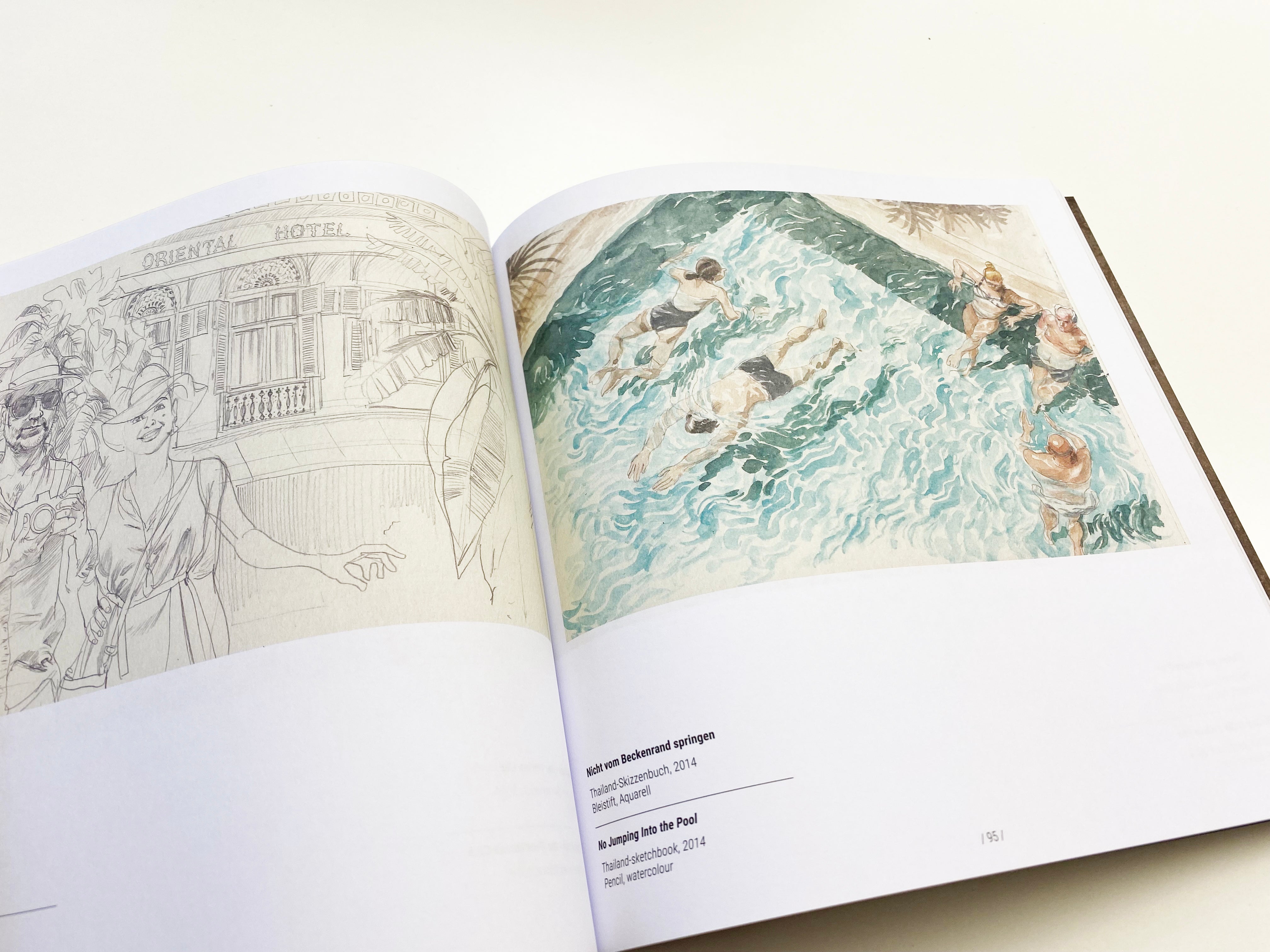 Öffnen Sie „Nicht vom Beckenrand springen! – Reiseskizzen 1987-2021“, um Skizzenbuch-Skizzen von Menschen vor einem Hotel und ein Gemälde am Pool zu sehen, aufgenommen von Michael Meier.