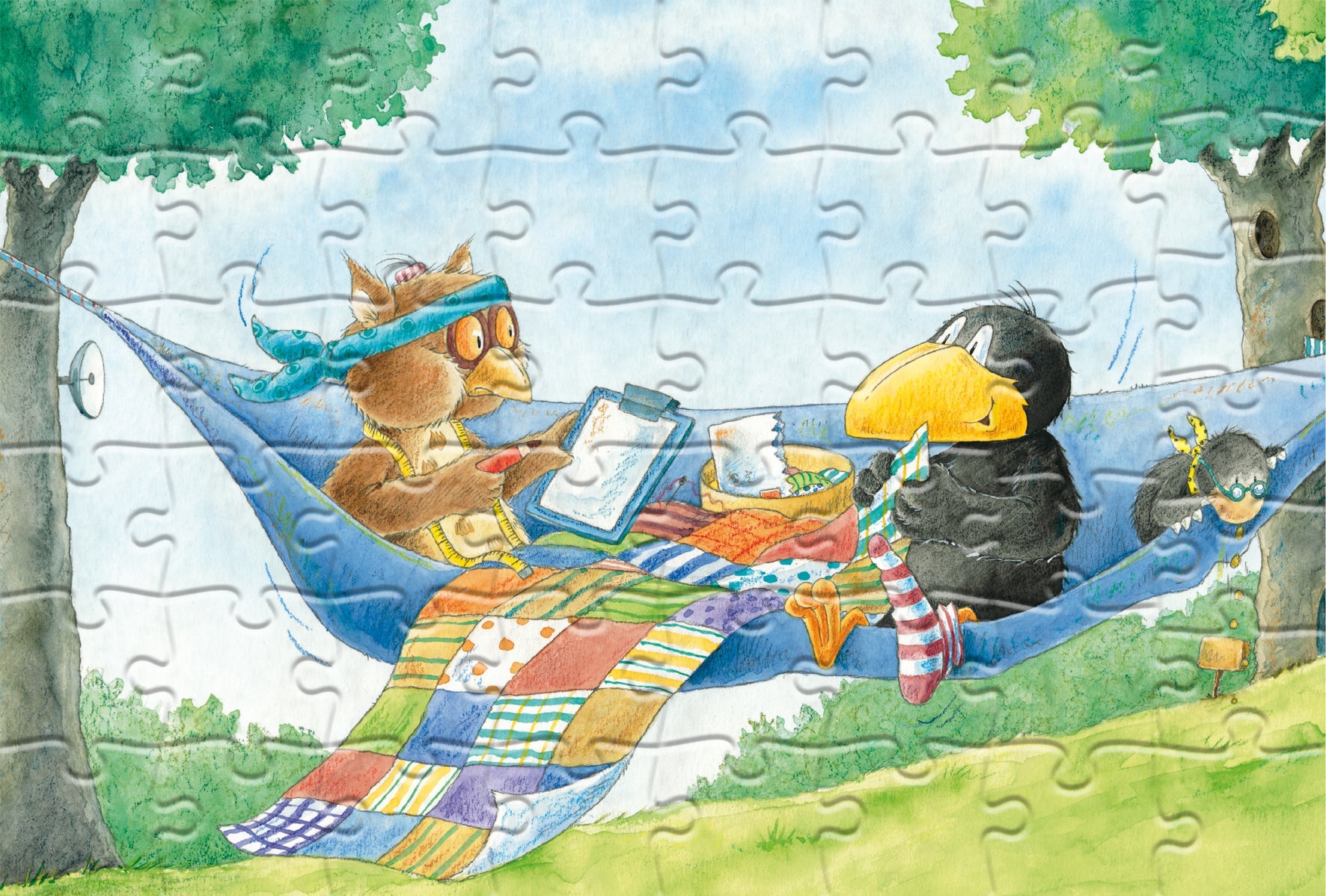Eine Eule und eine Krähe, inspiriert von „Der kleine Rabe Socke – Puzzle 3x49 Teile“, entspannen in einer Hängematte zwischen Bäumen und einer Steppdecke, lesen, naschen und lösen Rätsel – und feiern gemeinsam die Kinderfreundschaft.