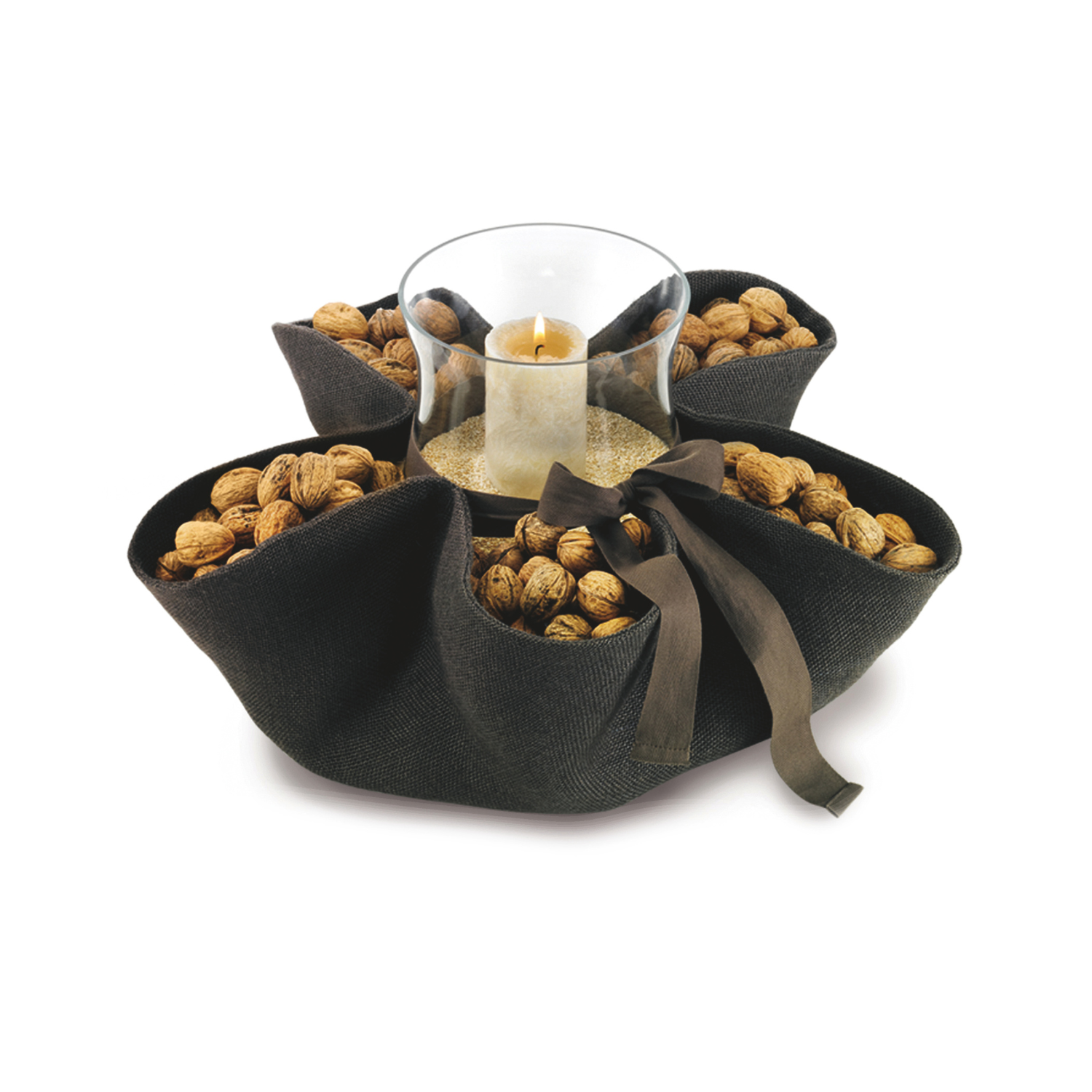 Der Schale Nuss Sack von Designimdorf ist ein charmantes Wohnaccessoire – ein schwarzer Stoffbeutel, gefüllt mit Walnüssen, mit einer Kerze in einem Glashalter und mit einer Schleife zugebunden.