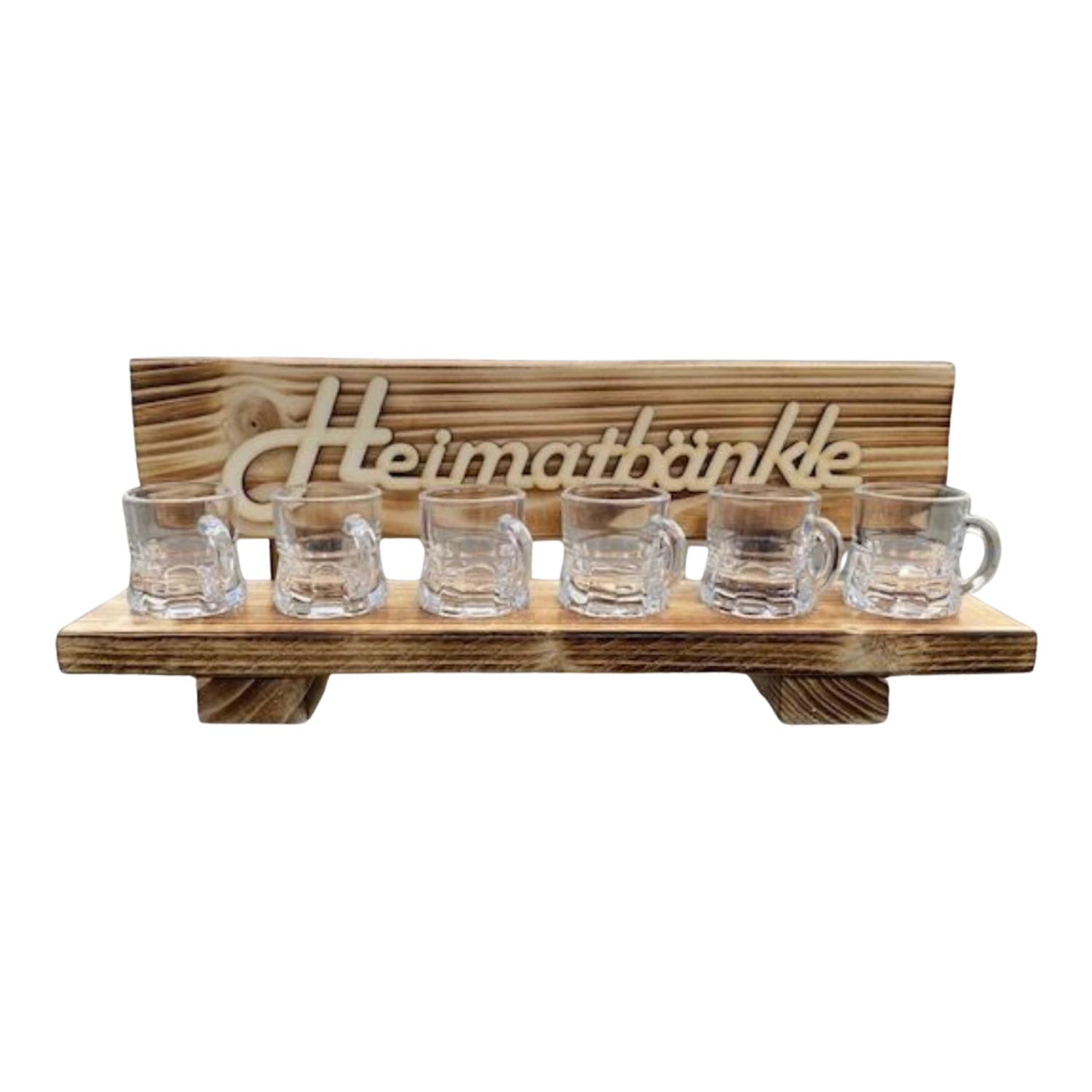 Sechs kleine Glasbecher auf einem Schwarzwälder Schnapsbänkle "Edelbert".