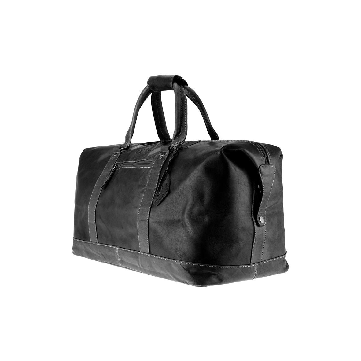 Die geräumige Reisetasche ALABAMA aus schwarzem Leder mit stabilen Griffen und weißen Nähten wird vor einem weißen Hintergrund präsentiert und ist leicht abgewinkelt, um ihr schlankes Weekender-Design und ihr stilvolles Erscheinungsbild hervorzuheben.