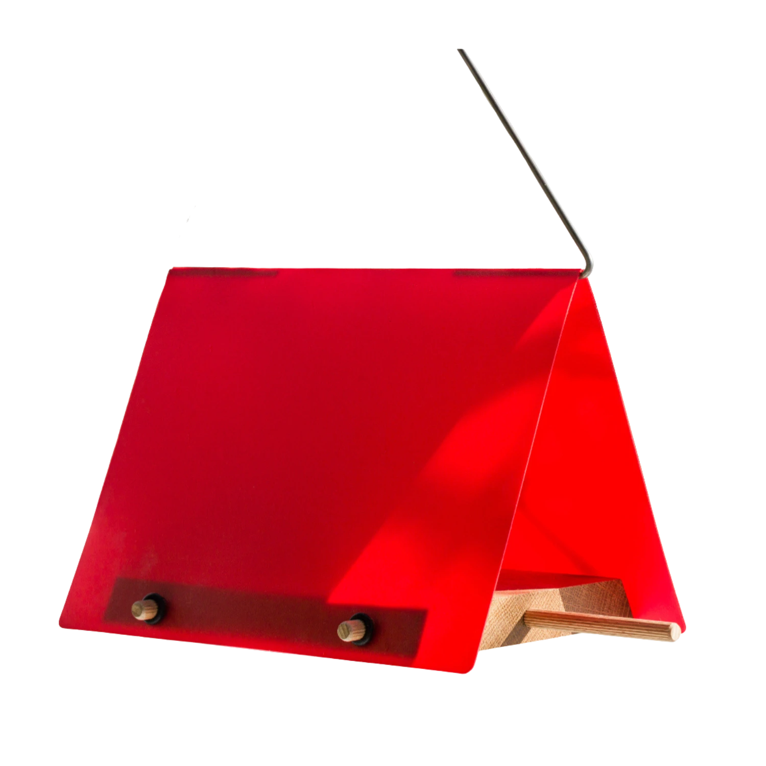 Rotes, zeltförmiges Vogelfutterhaus mit Drahtgriff und Holzsockel.