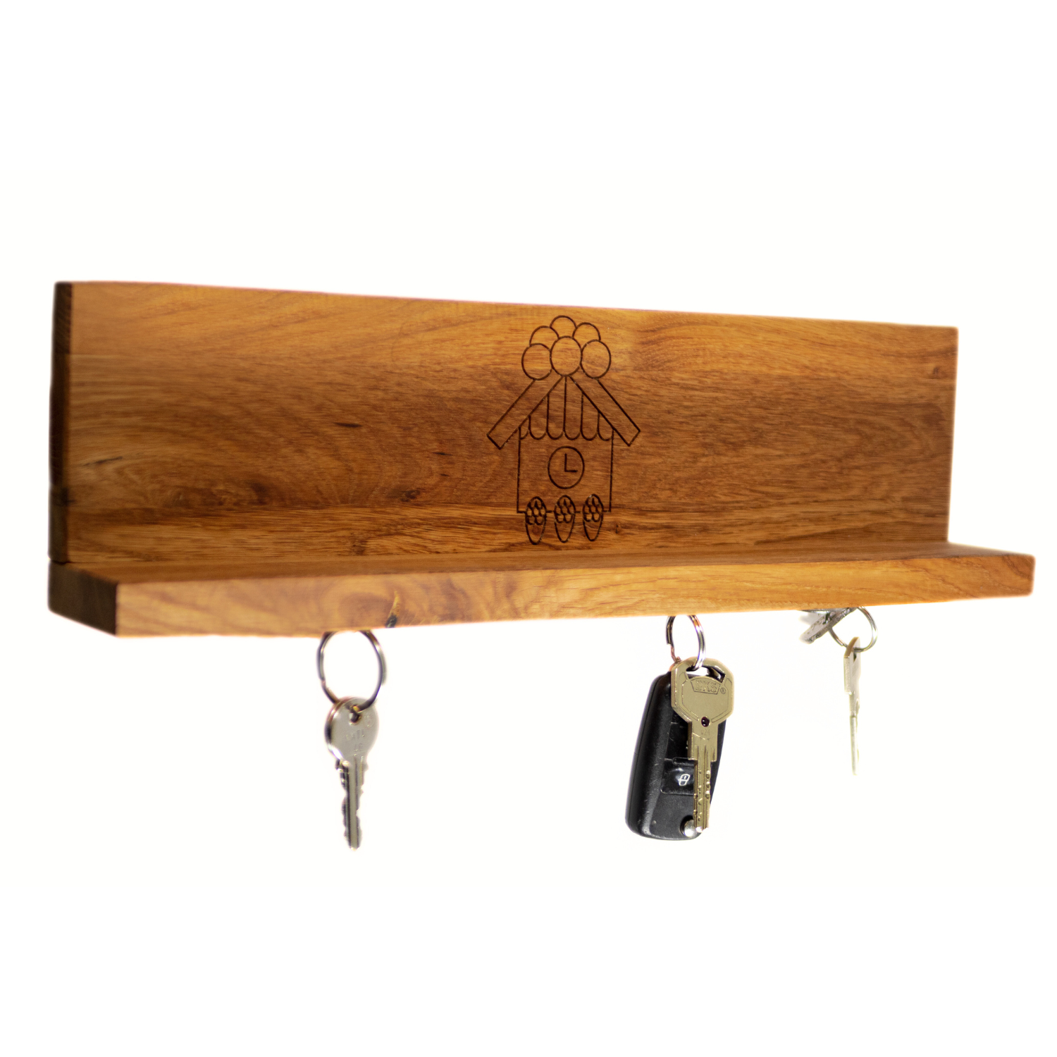 Das magnetische Schlüsselbrett ist ein hölzernes Ulmer Brett mit einem eingravierten kleinen Hausdesign, das drei hängende Schlüsselsätze und ein magnetisches System zur mühelosen Schlüsselaufbewahrung bietet.