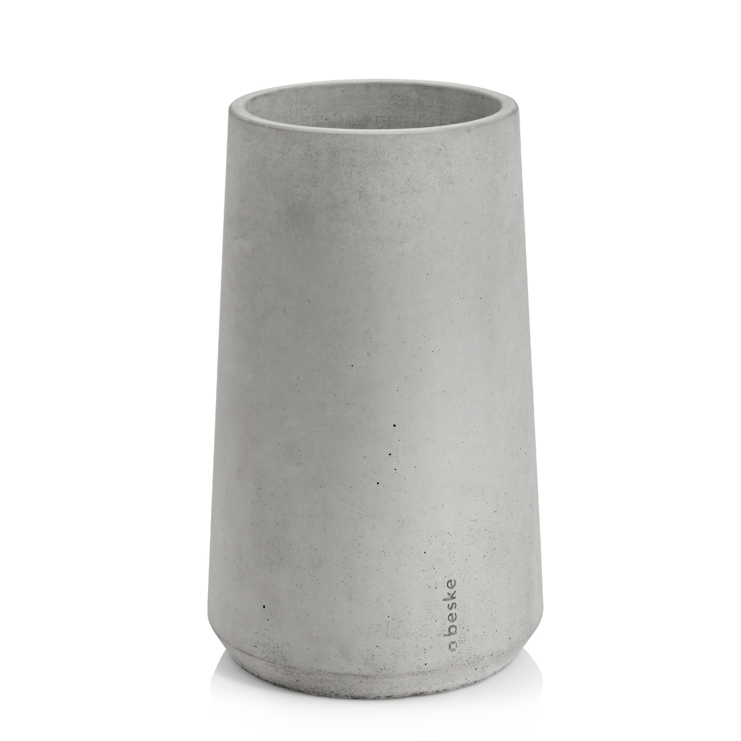 Minimalistischer, zylindrischer Beske Weinkühler „Eiskar“ aus Beton mit leicht konischer Form – ideal als einzigartiges Betonprodukt oder stilvoller Weinkühler für Weißwein auf weißem Hintergrund.