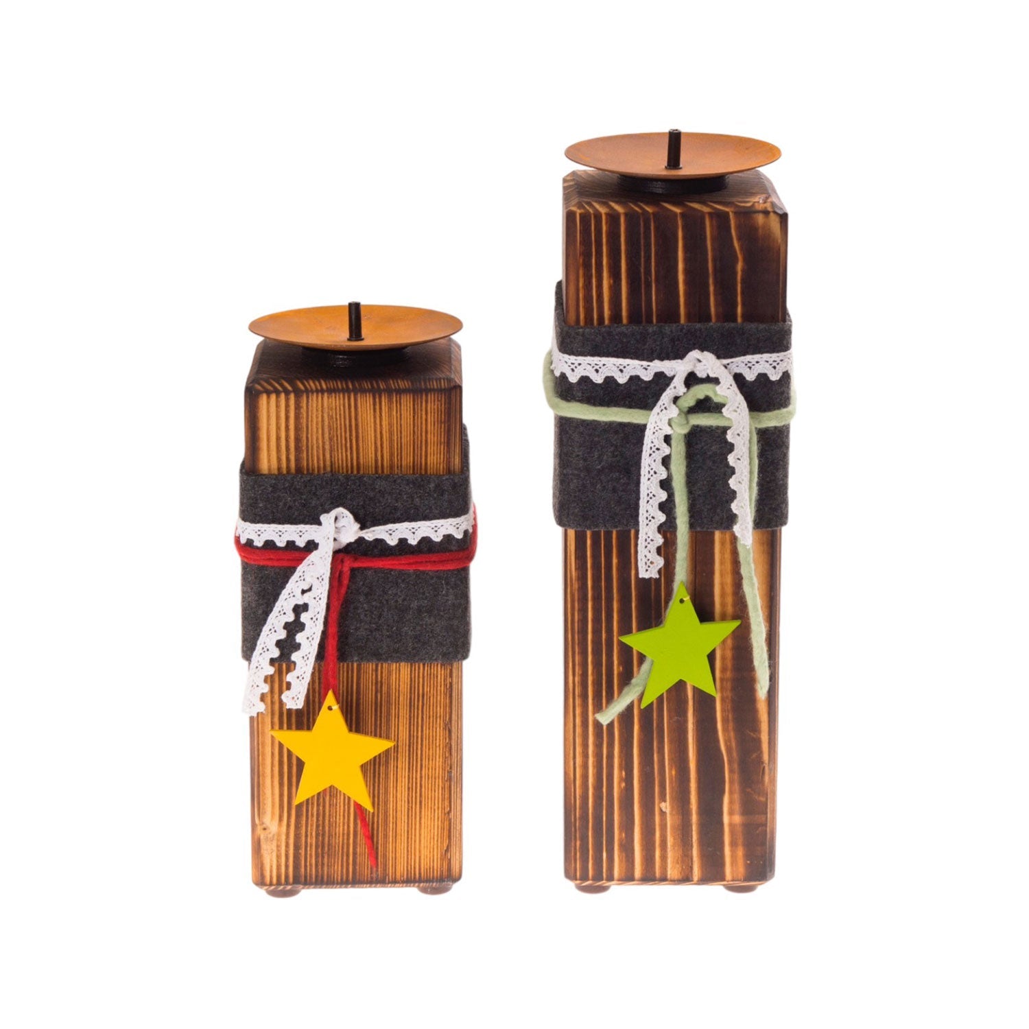 Der „Kerzenständer aus Holz – klein“ besteht aus zwei rustikalen Kerzenständern aus Holz, die sich perfekt für die Weihnachtsdekoration eignen. Sie sind mit dunklem Stoff und Spitzenbändern umwickelt und mit sternförmigen Ornamenten – einem gelben und einem grünen – verziert. Sie variieren in der Höhe, wobei der höhere Ständer rechts zu sehen ist. Hergestellt aus Massivholz.