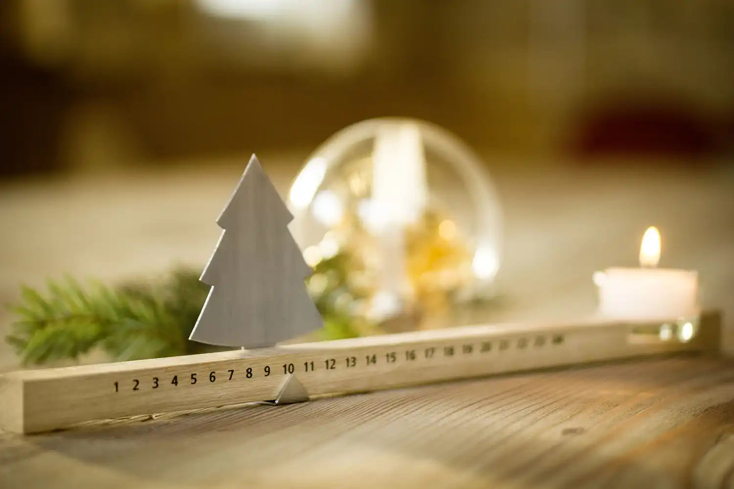 Adventsleiste aus Eiche mit Baum, Kerze und Schwarzwald-Deko.