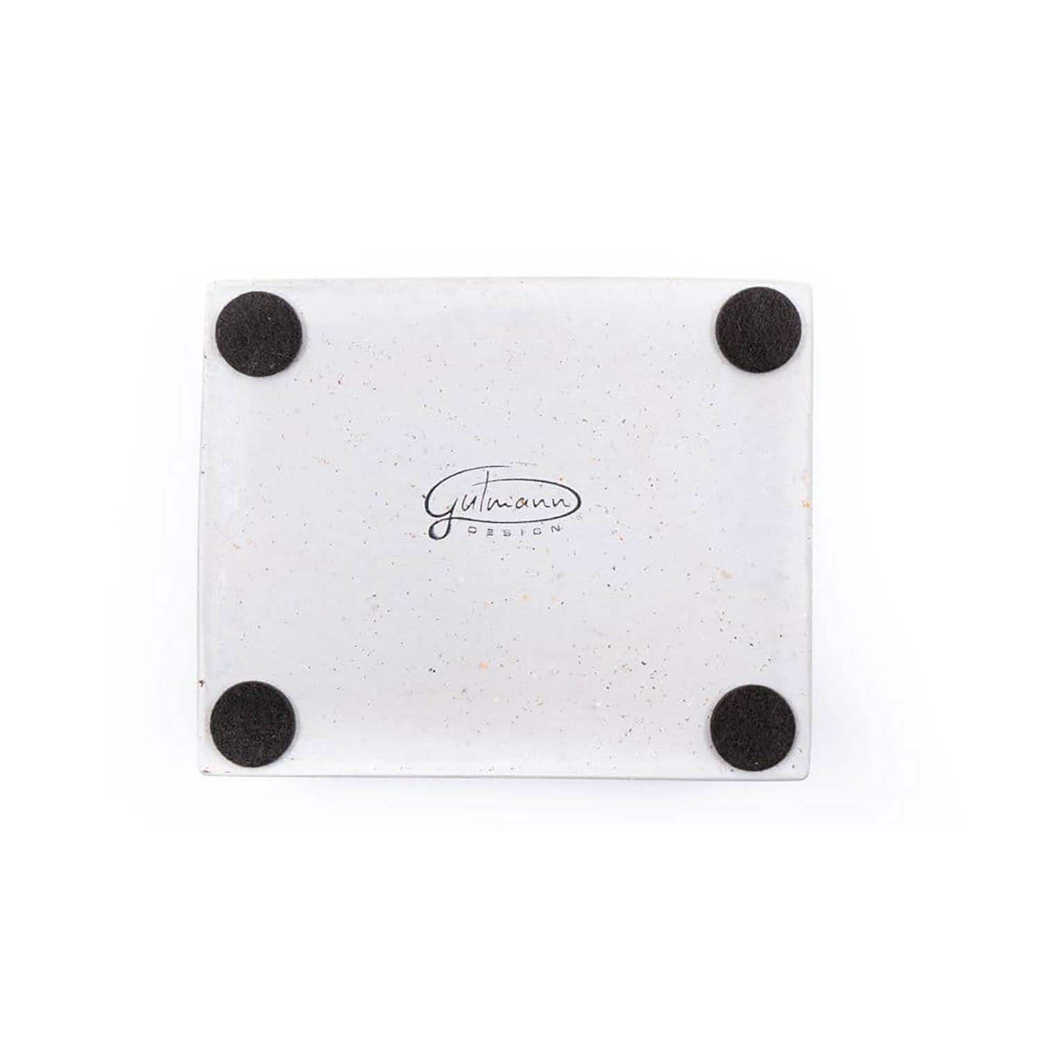 Das Bild zeigt die Unterseite eines rechteckigen Glasobjekts, ähnlich einer Aufbewahrungsbox mit Eichenholzdeckel, mit vier schwarzen, runden Pads an den Ecken. In der Mitte befindet sich ein „Gutmann DESIGN“-Logo auf schlichtem, weißem Hintergrund, was den minimalistischen Look unterstreicht.
