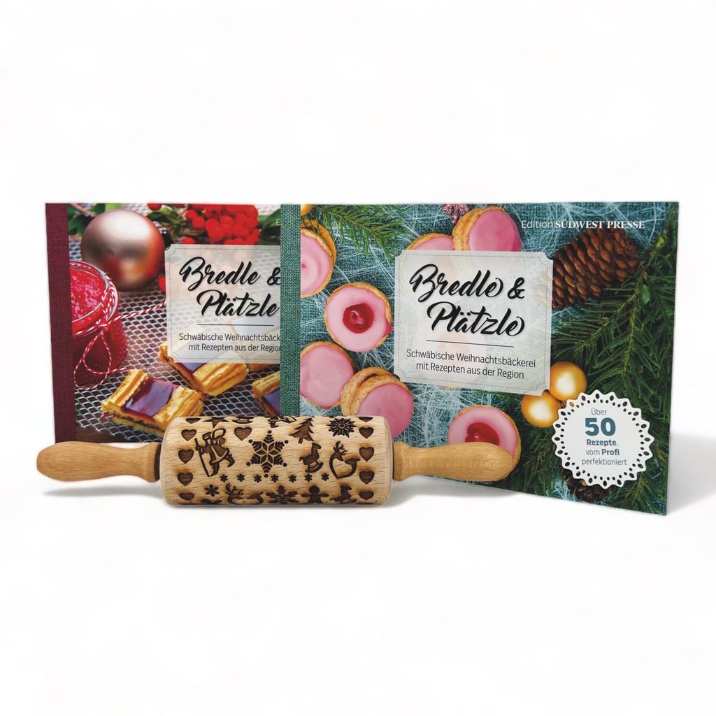 Das „Set Bredle & Plätzle mit Keksroller“ umfasst zwei Feiertagskochbücher mit festlichen Backrezepten und mit fröhlichen Ornamenten verzierten Einbänden sowie einen hölzernen Keksroller mit eingravierten festlichen Motiven.