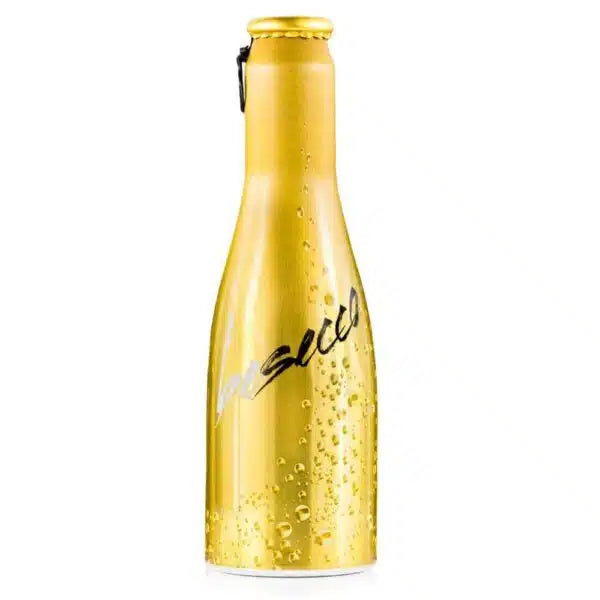 Goldfarbene Flasche mit dem Wort Prosecco und Kondensationstropfen auf der Oberfläche.