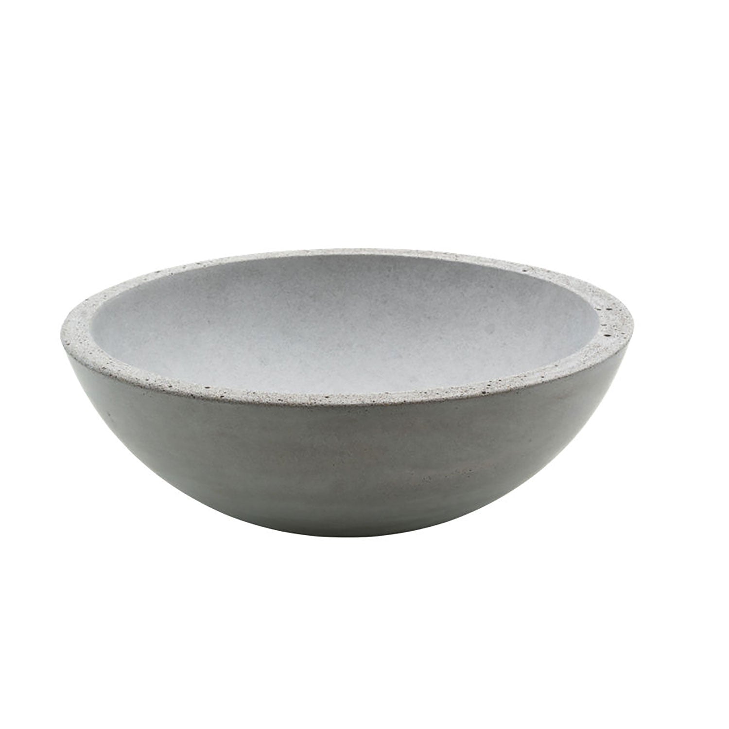 Die handgefertigte „Große Betonschale rund“ zeichnet sich durch ein schlichtes, glattes und ästhetisches Design aus grauem Beton aus und ruht leer auf einem schlichten weißen Hintergrund.