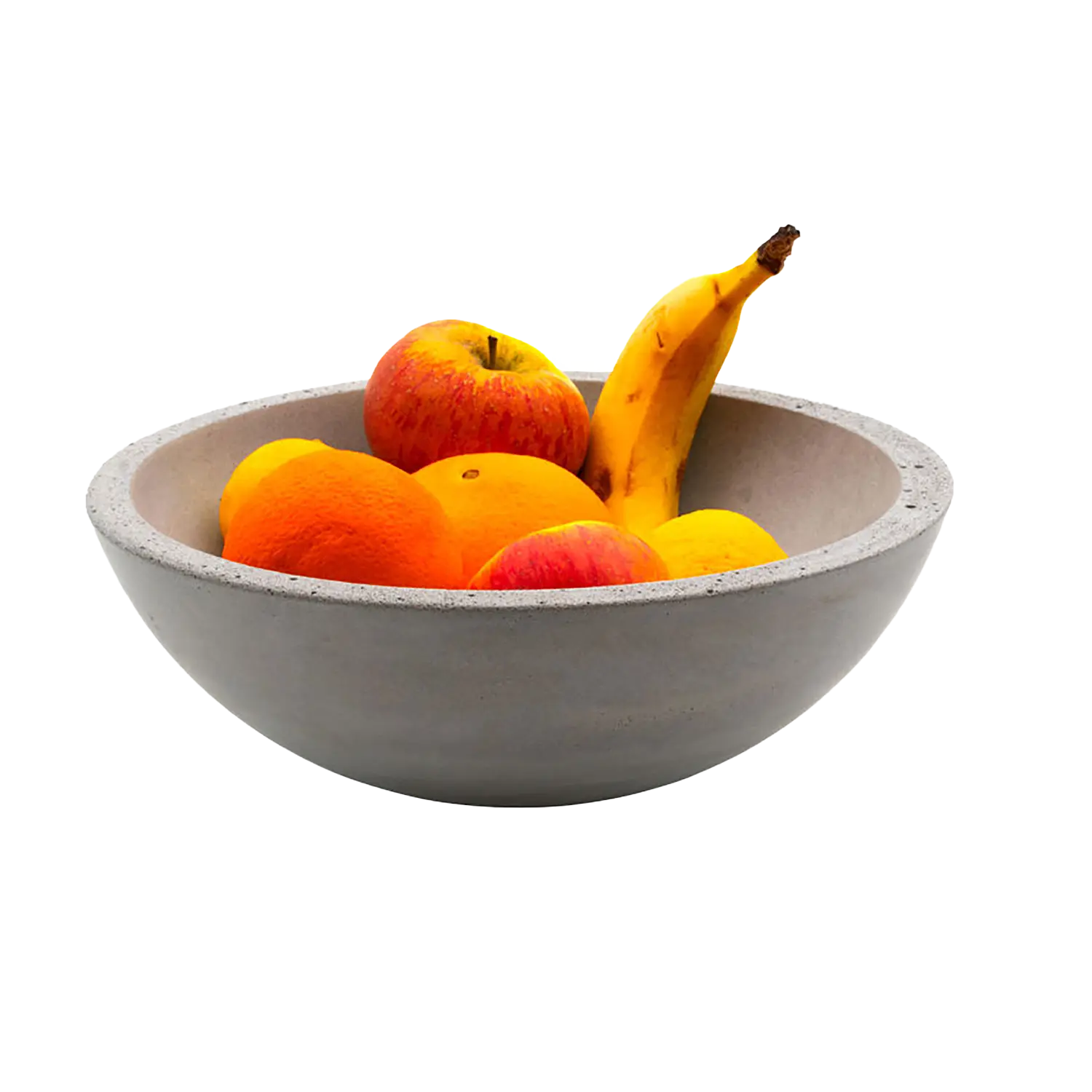 Die große, runde Betonschale, handgefertigt und grau, wiegt mit ihrem einzigartigen ästhetischen Design wunderschön zwei Äpfel, ein Bündel Orangen und eine Banane vor dem schlichten weißen Hintergrund.