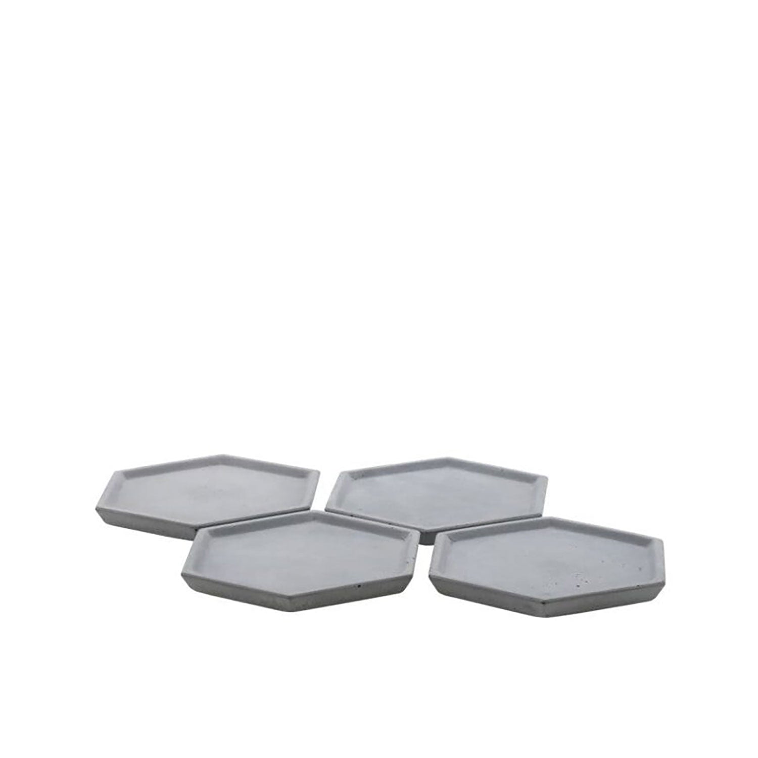 Das Untersetzer Betoneckig - 4er Set besteht aus vier sechseckigen grauen Untersetzern aus Hochleistungsbeton, die leicht versetzt auf weißem Hintergrund angeordnet sind. Mit rutschfesten Silikonfüßen vereinen sie Stil und Stabilität.