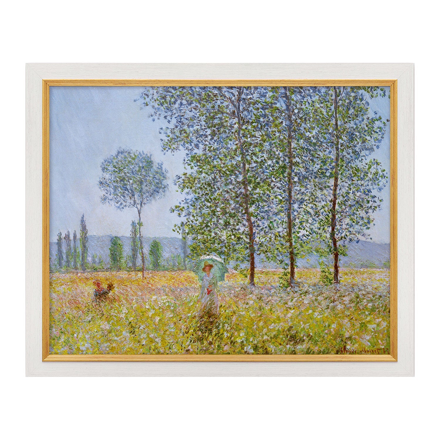 Das gerahmte Gemälde „Claude Monet: Bild „Felder im Frühling“ zeigt auf wunderbare Weise eine Frau mit einem Sonnenschirm, die durch ein sonnenbeschienenes Feld mit Wildblumen schlendert, mit hohen Bäumen und einem klaren blauen Himmel im Hintergrund.