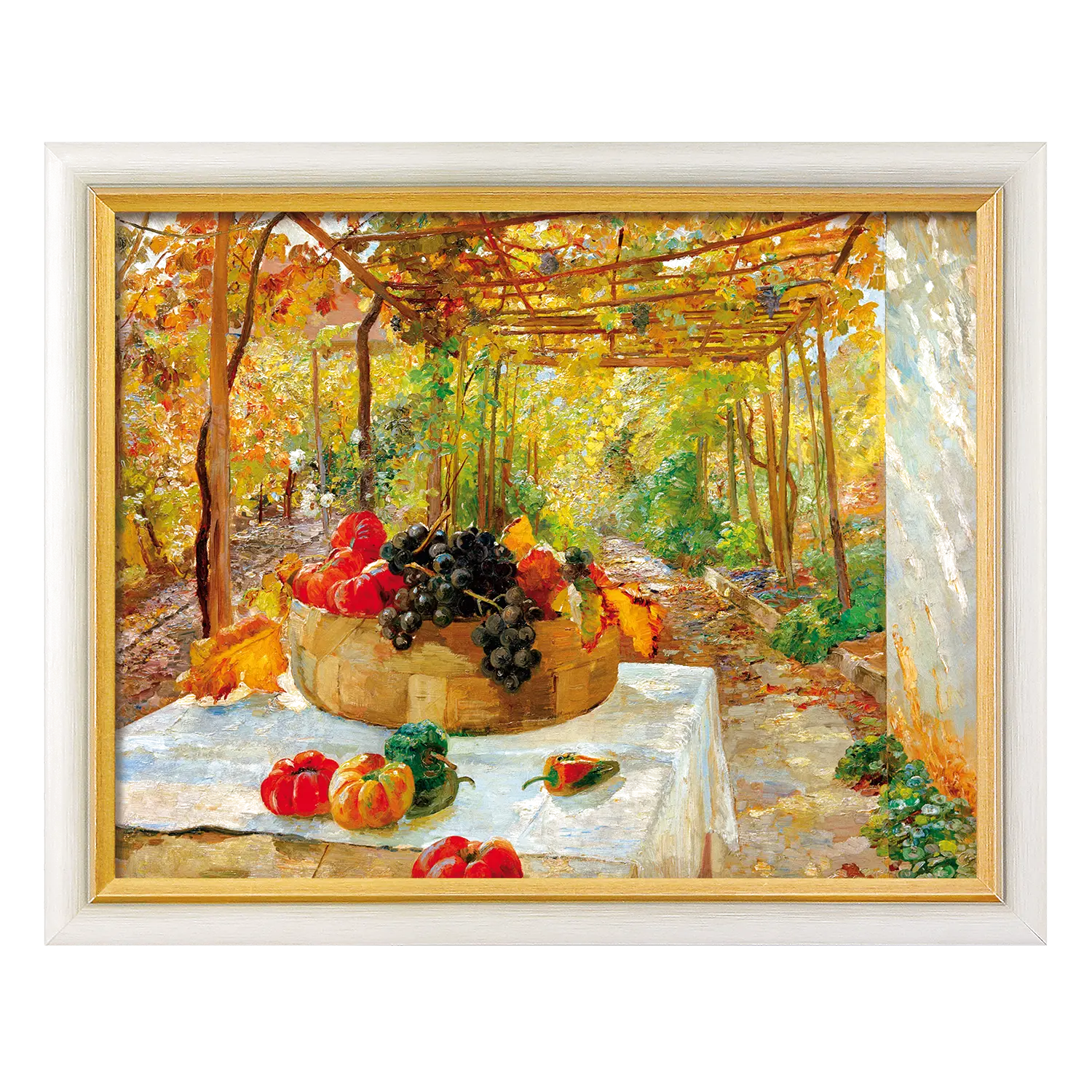 Gerahmte Giclée-Edition „In der Pergola" von Marie Egner – Obstkorb unter Pergola in weiß-goldfarbenem Massivholzrahmen