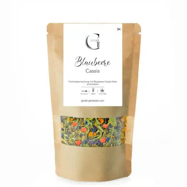 Eine Packung Heidelbeer-Cassis-Früchtetee-Mischung mit sichtbaren bunten Zutaten.