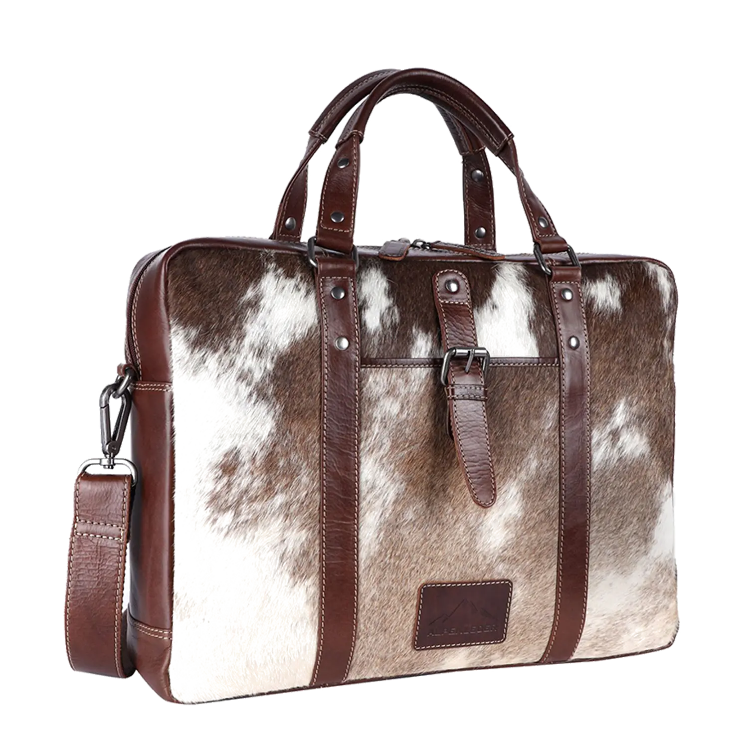 Die Aktentasche LACKL ist aus braun-weißem Kuhfellleder mit Akzenten aus glattem Alpenleder gefertigt. Sie verfügt über zwei Tragegriffe, einen abnehmbaren Schultergurt, eine Schnalle vorne, sichtbare Nähte und Metallbeschläge.