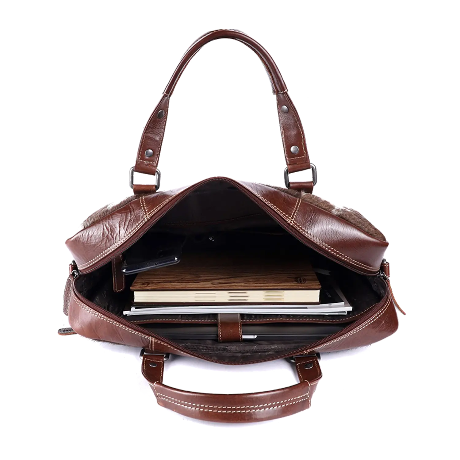 Die offene Aktentasche LACKL aus braunem Leder mit zwei Griffen bietet Platz für Laptop, Holznotizbuch und Smartphone. Mit dunklem Stoff gefüttert und mit silbernen Beschlägen akzentuiert, strahlt diese Kreation aus Alpenleder zeitlose Eleganz aus.