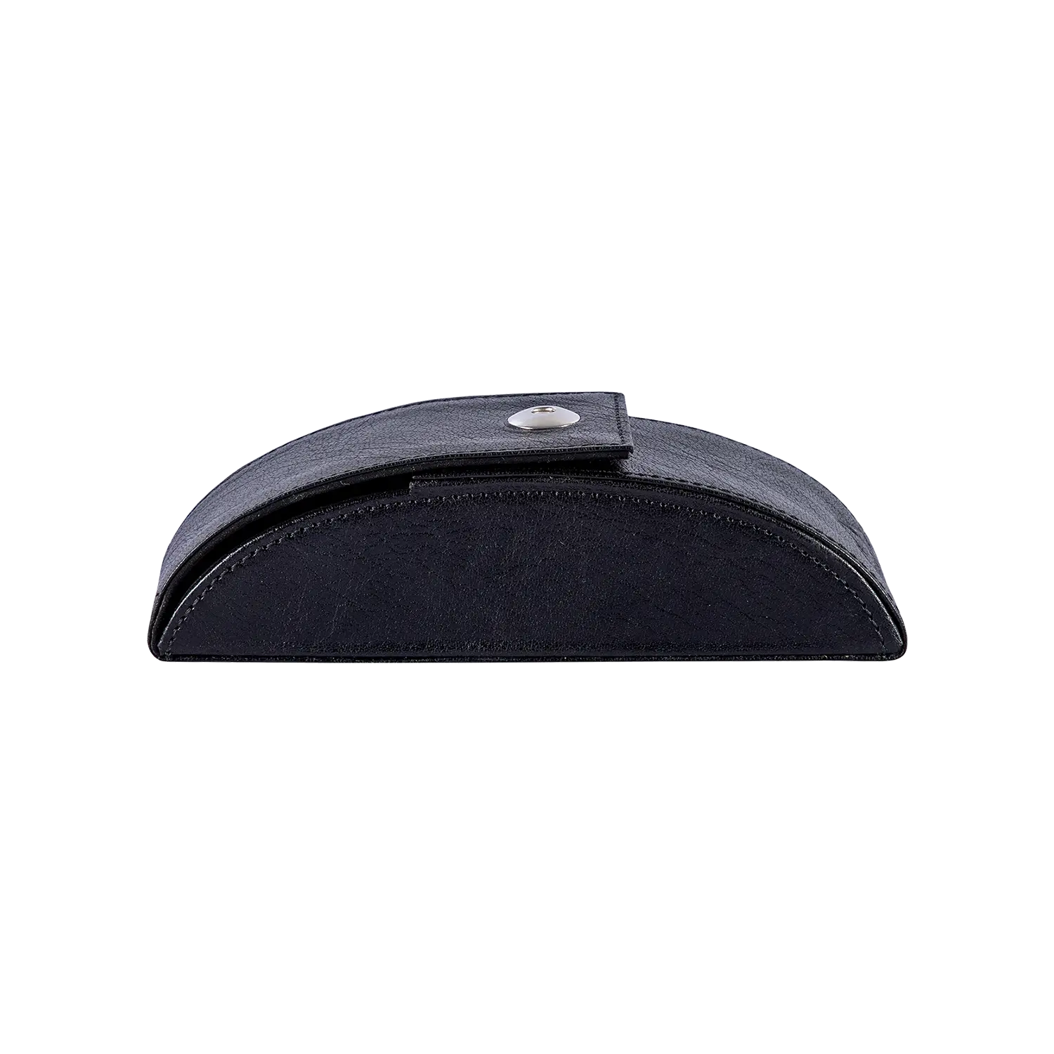 Brillenetui "GLUST" Halbmondetui aus schwarzem Leder mit Knopfverschluss vorne.