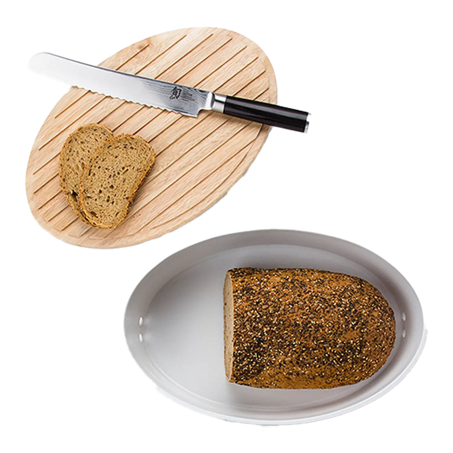 Aufgeschnittenes Brot auf einem Brett, frischer in einem Keramik Brottopf mit Holzdeckel.
