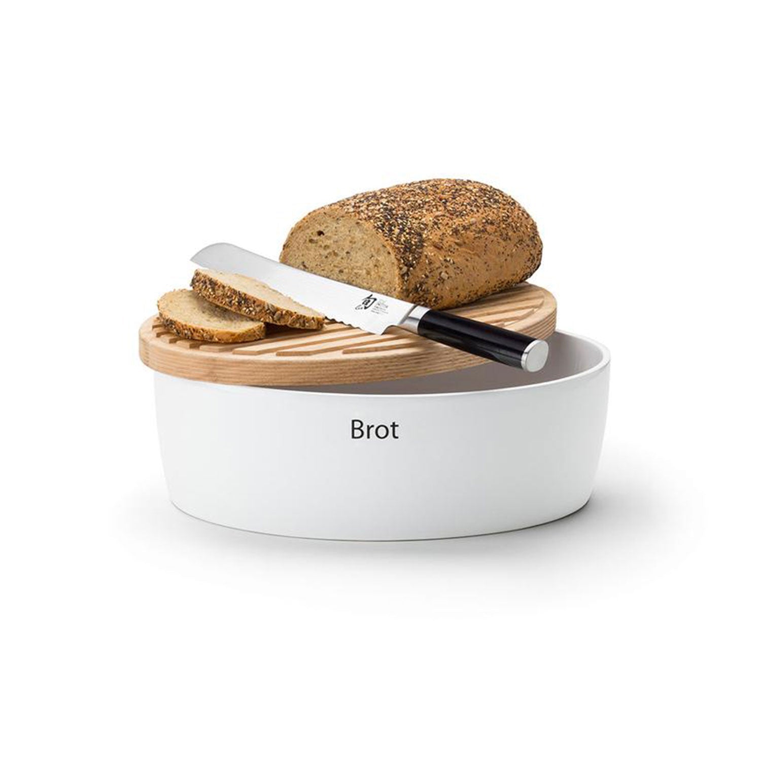 Ein Laib Körnerbrot und mehrere Brotscheiben liegen auf einem Holzschneidebrett neben einem eleganten Messer mit schwarzem Griff. Das Brett steht auf einem Keramik-Brottopf mit Holzdeckel – perfekt, um Ihr Brot stilvoll frisch zu halten.