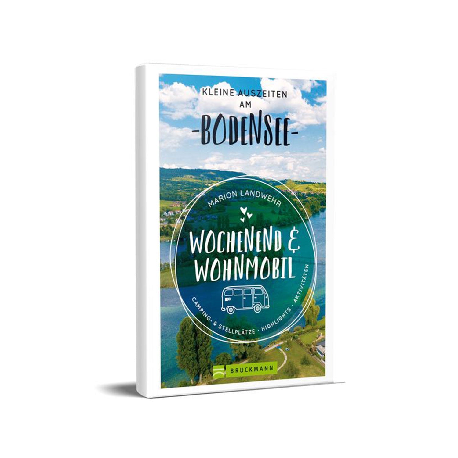 3D-gerendertes Buchcover mit dem Titel „Wochenend und Wohnmobil – Kleine Auszeit am Bodensee“ von Marion Landwehr, das eine malerische Luftaufnahme des Bodensees mit grünen Hügeln und blauem Wasser zeigt und auf einen Schwerpunkt auf Camping und Kurztrips hinweist.