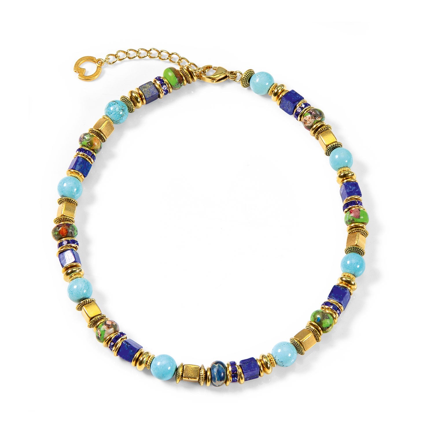 Das Collier „Casablanca“ ist eine farbenfrohe Perlenkette mit türkisfarbenen, lapislazulifarbenen, blauen, grünen und roten Perlen und goldenen Akzenten. Die Goldkette und der verstellbare Verschluss sorgen für perfekten Sitz.