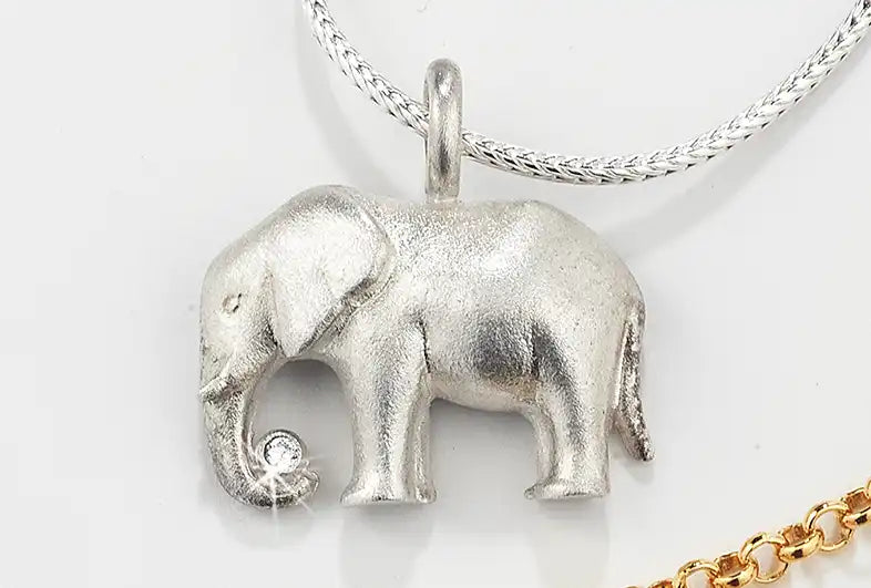 Collier "Glückselefant": Silberner Elefantenanhänger, erhöhter Rüssel mit klarem Edelstein.