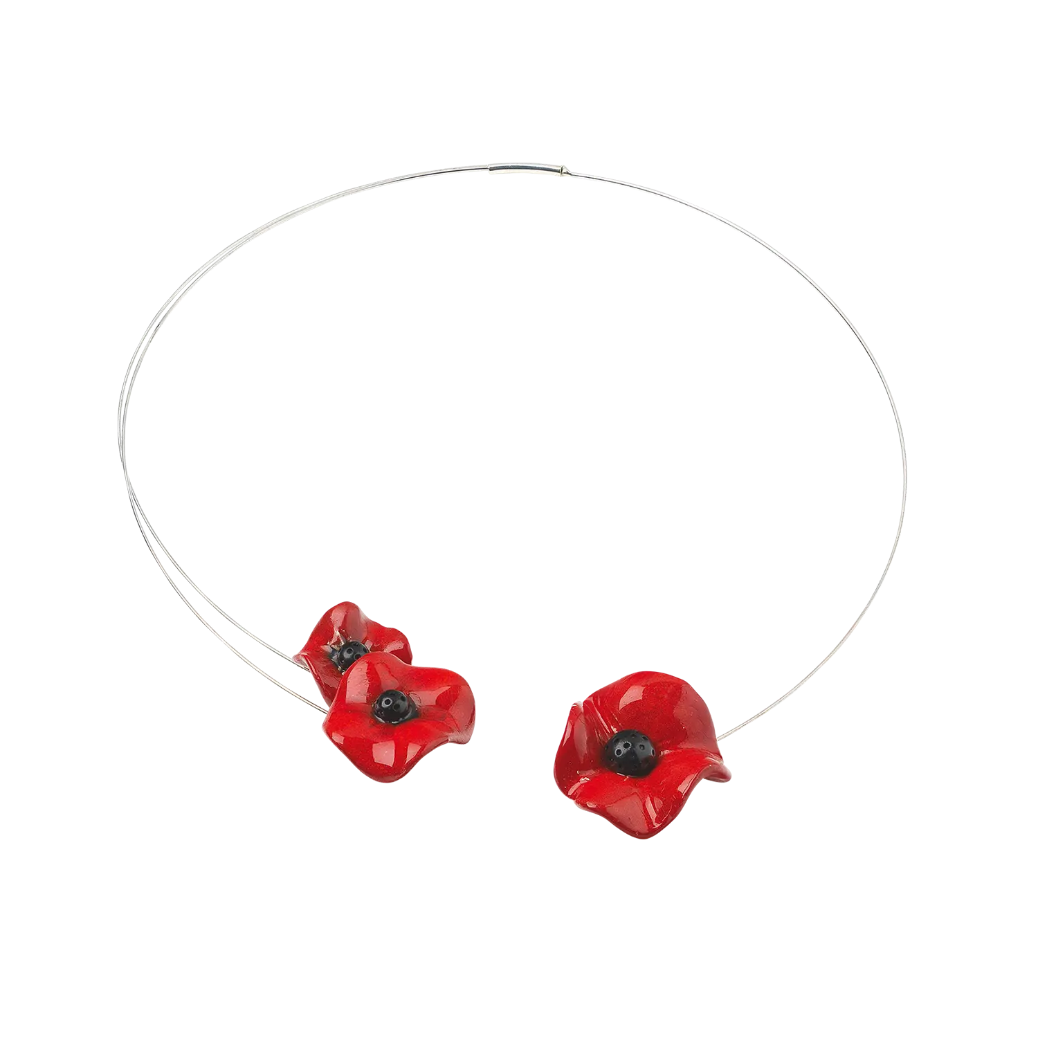 Das Bild zeigt das elegante Collier „Mohnblüten“ in Nahaufnahme. Das luftige, asymmetrische Design hebt drei filigrane Keramikblüten in unterschiedlichen Größen hervor, die an einem zarten Edelstahlreif befestigt sind. Die Mohnblüten sind in lebendigen Farben gehalten und wirken frisch und stilvoll. Der Collier hat einen Durchmesser von 15 cm und liegt leicht um den Hals, wobei die filigranen Details und die harmonische Anordnung besonders zur Geltung kommen.