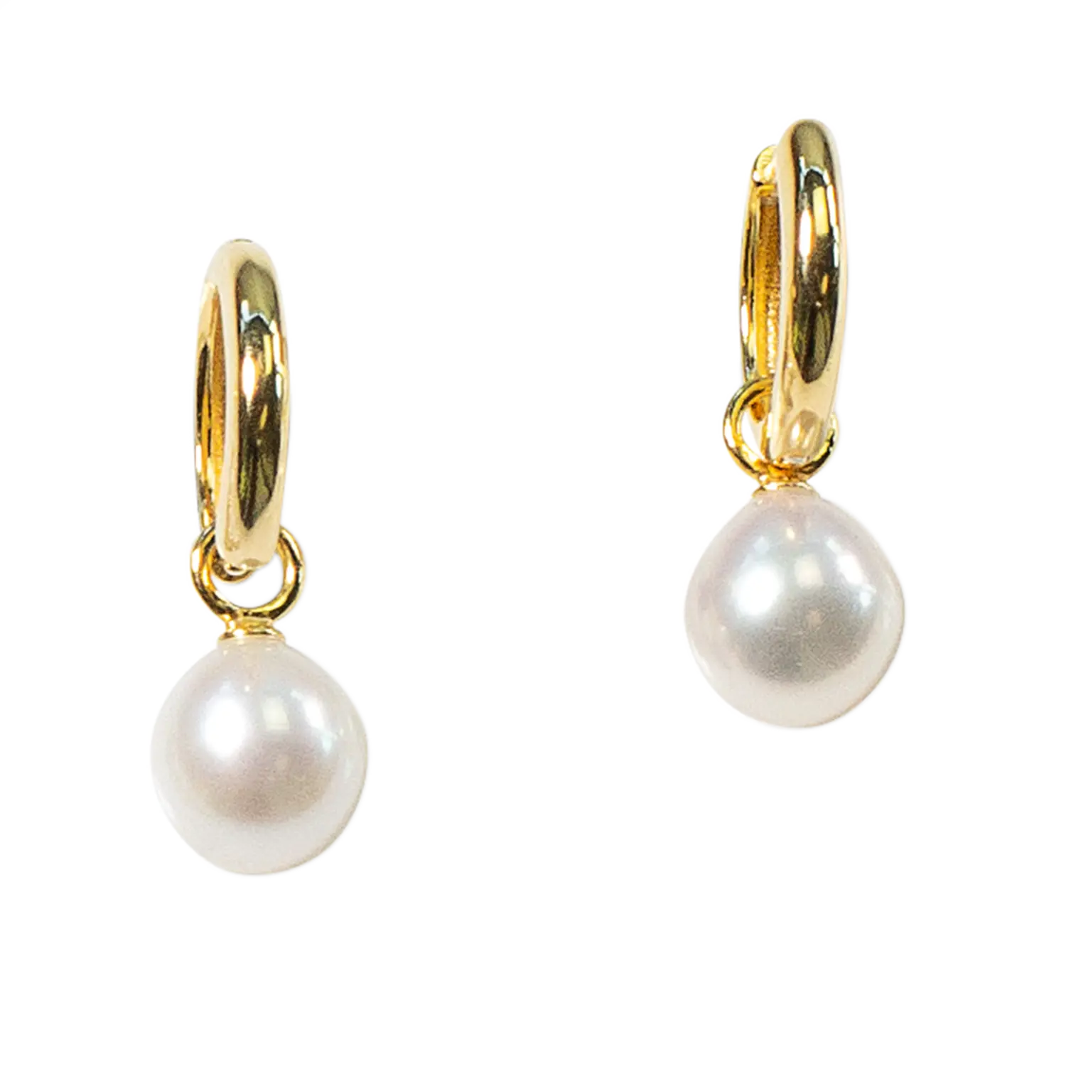 Vermeer" Creolen mit natürlichen Perlen vor weißem Hintergrund.