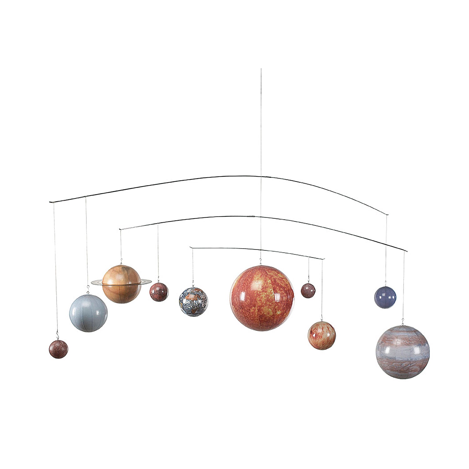 Das Decken-Mobile „Sonnensystem“ zeigt verschiedene kugelförmige Planeten unterschiedlicher Größe und Farbe, kunstvoll an dünnen Drähten aufgehängt. Diese Planeten-Dekoration ist ausgewogen und proportioniert und spiegelt ein faszinierendes heliozentrisches Weltbild wider.