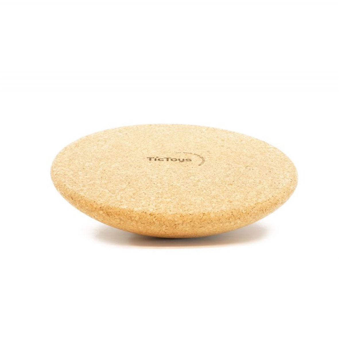 Ein rundes beiges Kork-Balance-Board mit der Aufschrift „der.Wackler“ steht vor einem schlichten weißen Hintergrund. Dieses vielseitige Pad hat eine flache Oberseite und eine leicht gewölbte Unterseite, um die Stabilität zu erhöhen und die Körperhaltung beim Training zu verbessern.