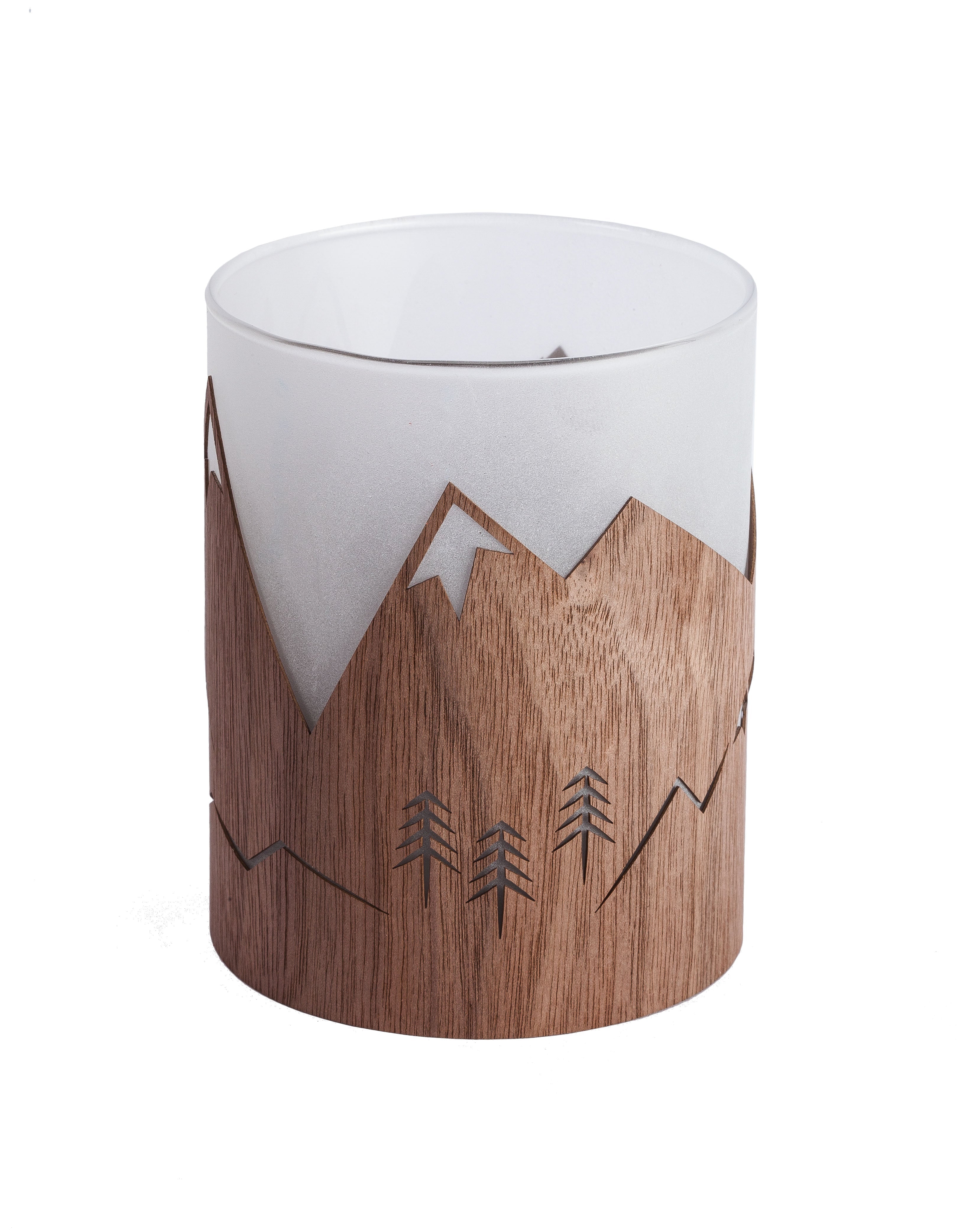 Das Windlicht Winterlicht ist ein mit Nussbaumholz umwickeltes Glaswindlicht mit einem wunderschönen Berg- und Baumdesign.