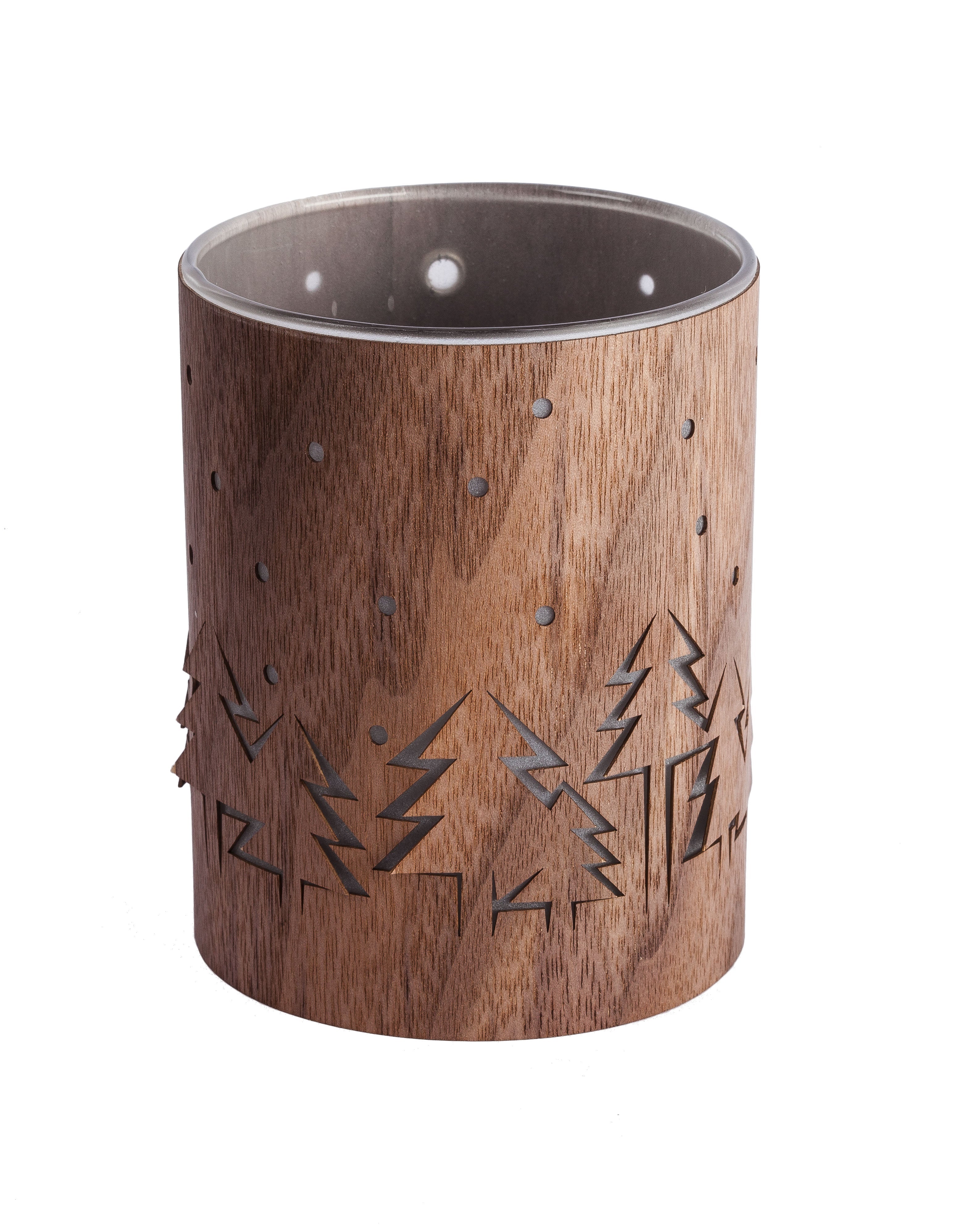 Windlicht Winterlicht, Kerzenhalter aus Holz mit ausgeschnittenen Tannenbäumen und Schneeflocken, gefertigt aus Nussbaumholz, auf weißem Hintergrund.