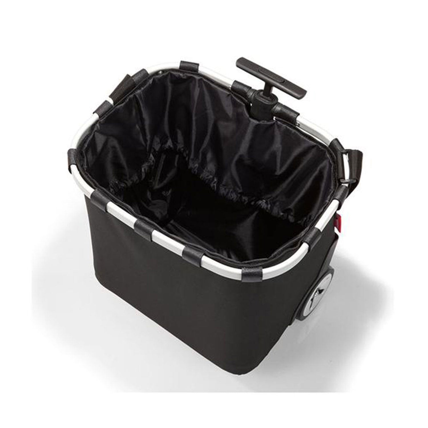 Der Reisenthel Carrycruiser® – schwarz verfügt über einen verstärkten Rahmen, zwei Räder, einen zusammenklappbaren Griff und einen Kordelzugverschluss. Leer steht er auf weißem Untergrund und ist bereit für Shopping-Abenteuer.